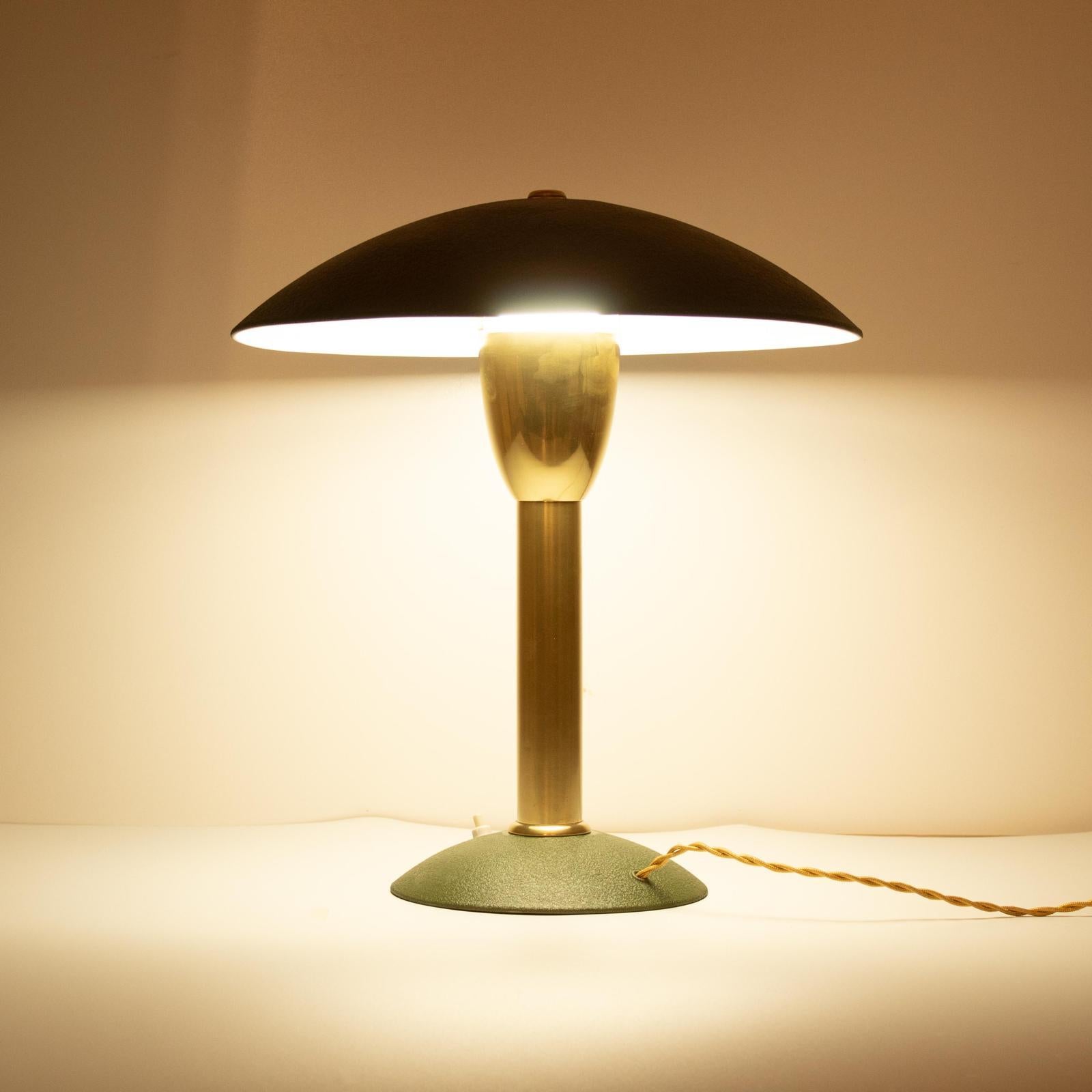 Lampada da scrivania ministeriale, Siemens Milano, anni '30-'40

Un'elegante e rara lampada da tavolo ministeriale, prodotta in Italia da Siemens Milano, una divisione dell'azienda tedesca Siemens. Siemens aveva una forte presenza in Italia, in