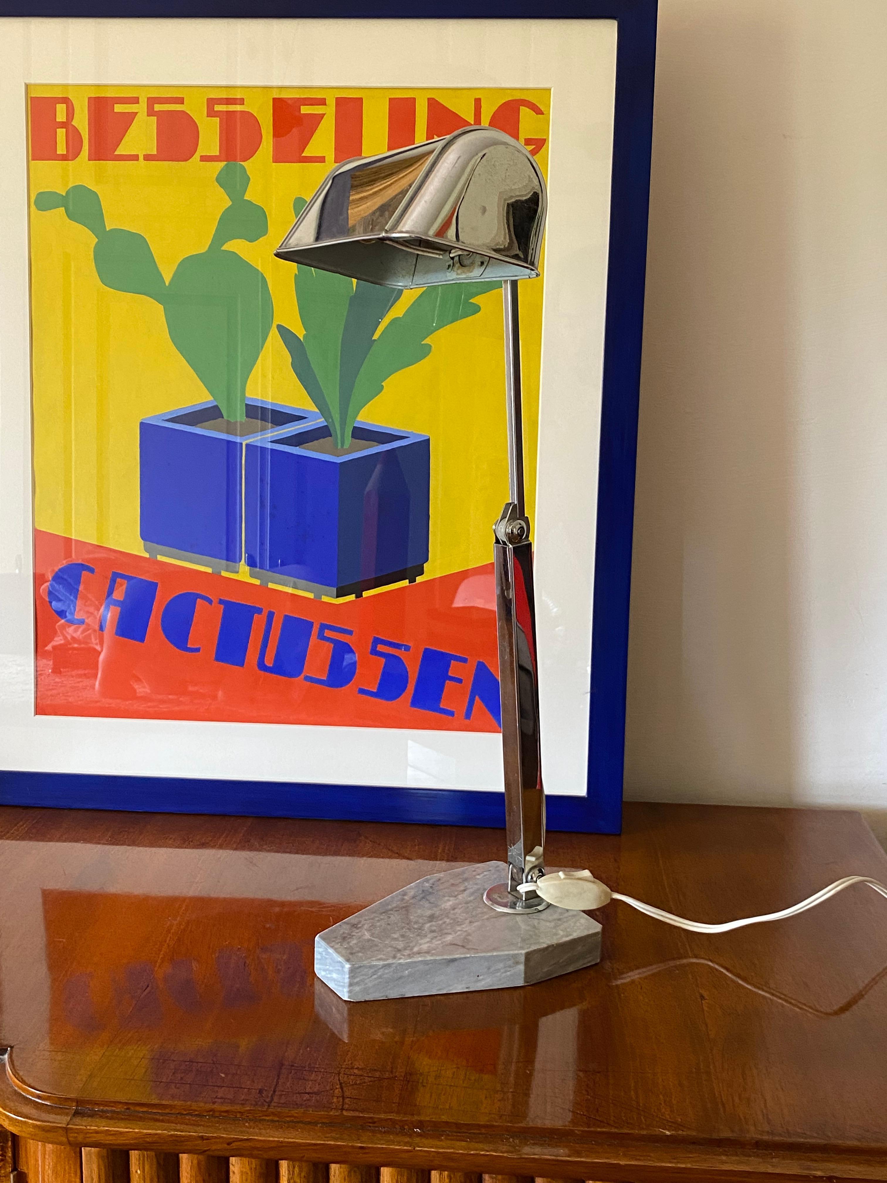 Art Deco Tisch / Schreibtischlampe 

Fare, Frankreich ca. 1930er Jahre

Sockel aus verchromtem Aluminium und grauem Marmor. 

H: 50 cm B: 18 cm x 18 cm

Zustand: sehr gut, alters- und gebrauchsgemäß. 