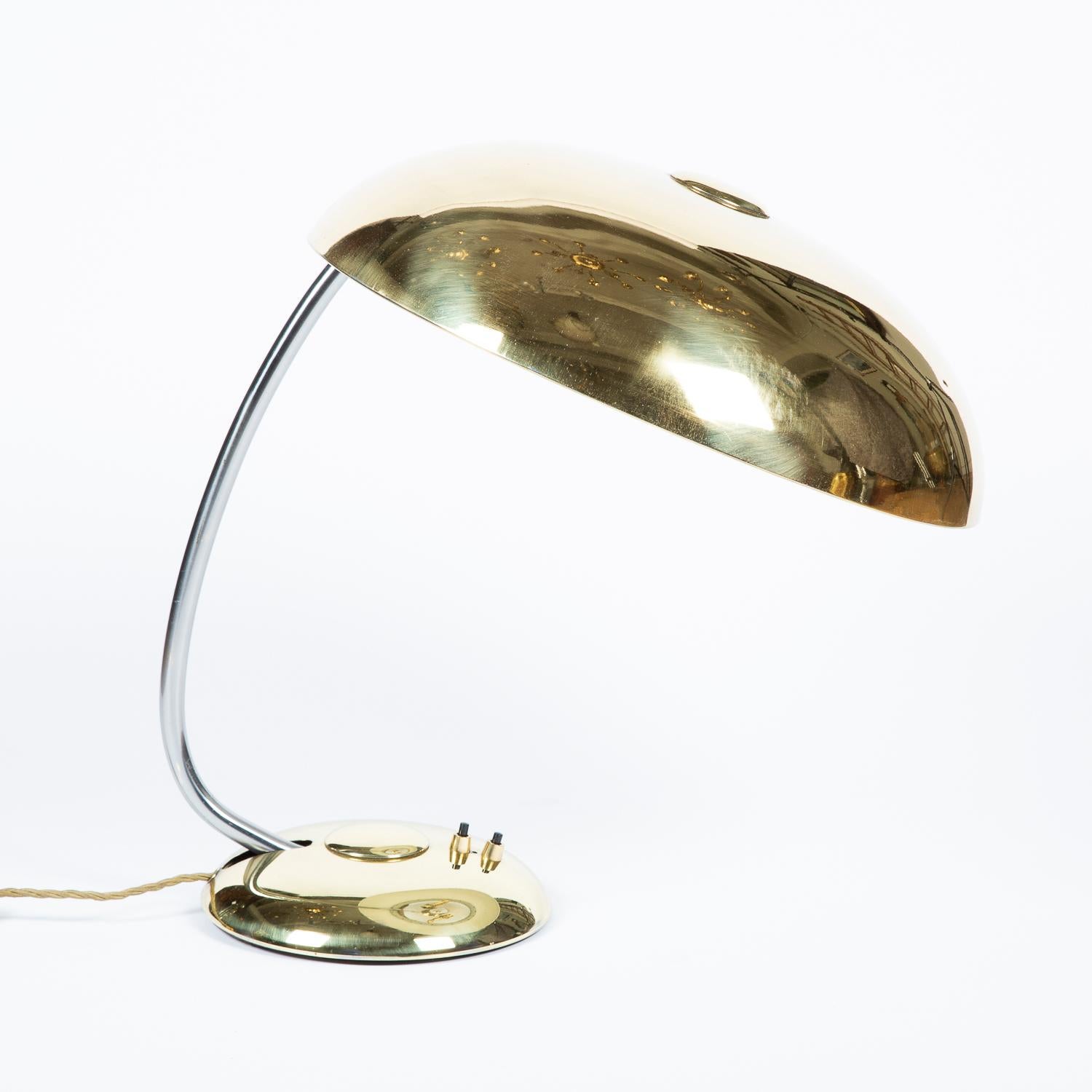 A 1930s Art Deco desk lamp, with brass saucer shaped shade and base. 

Design attributed to Helo Leuchten.

In working order, rewired and tested.
 