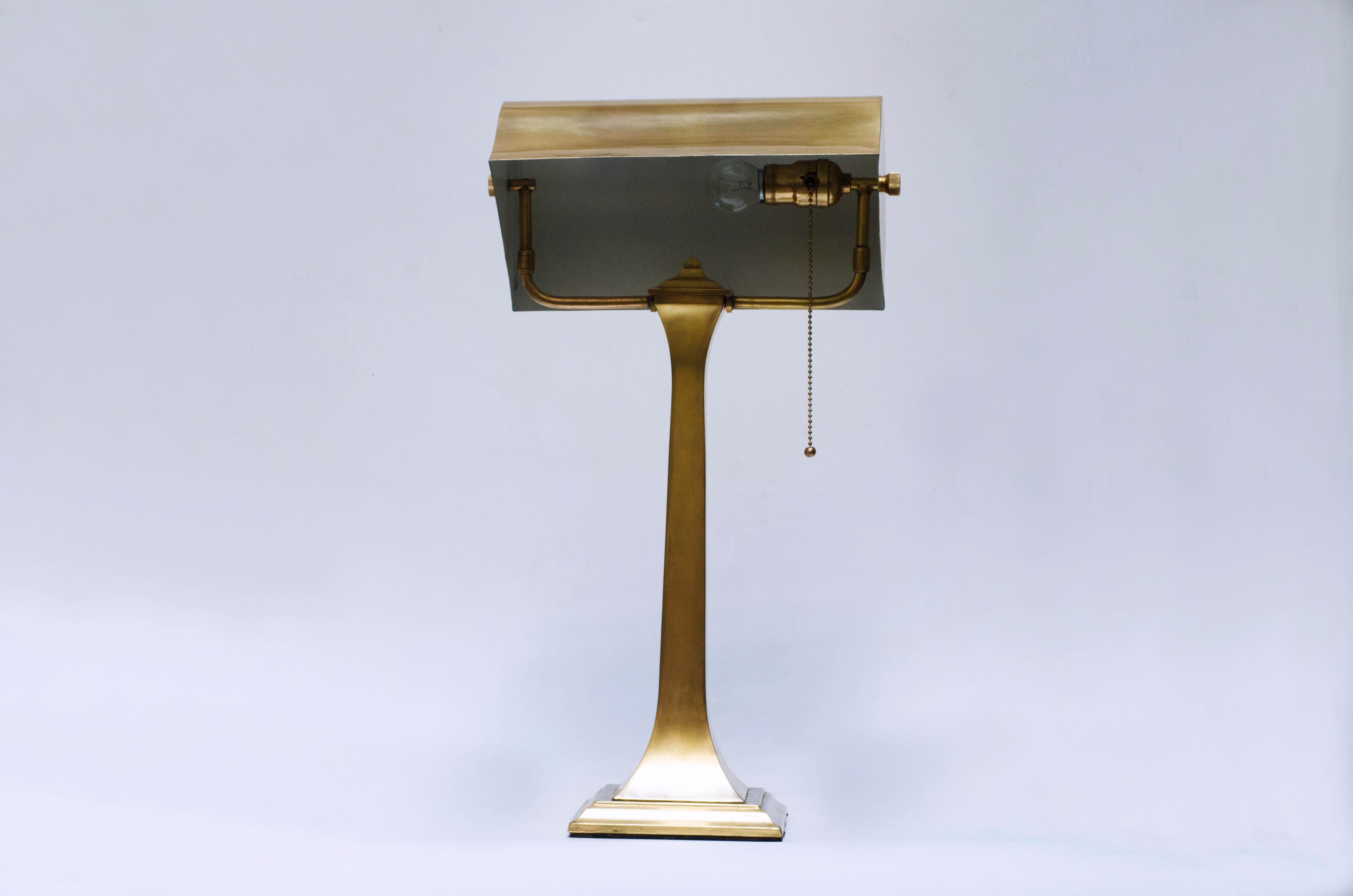Art Deco desk lamp, made in gilt bronze, with a retractable shade and an original chain ignition system.

France, CIRCA 1930.