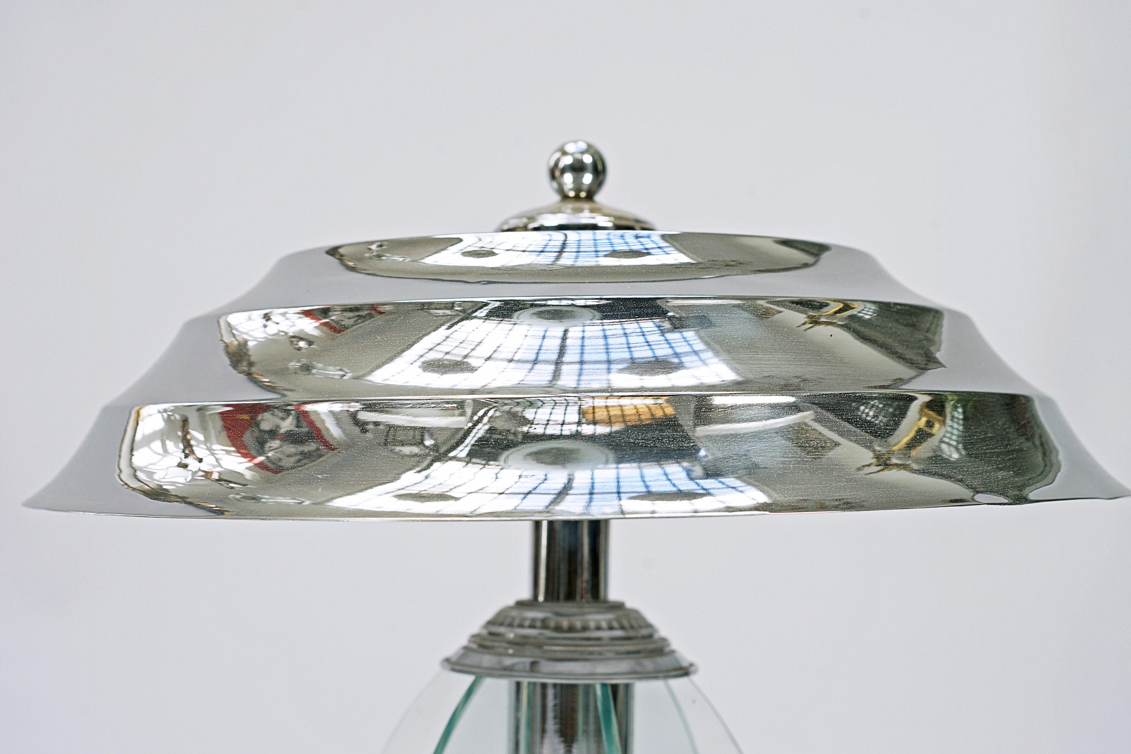 Art Deco Schreibtischlampe aus verchromtem Metall mit Glasdetails.

Europa, CIRCA 1930.