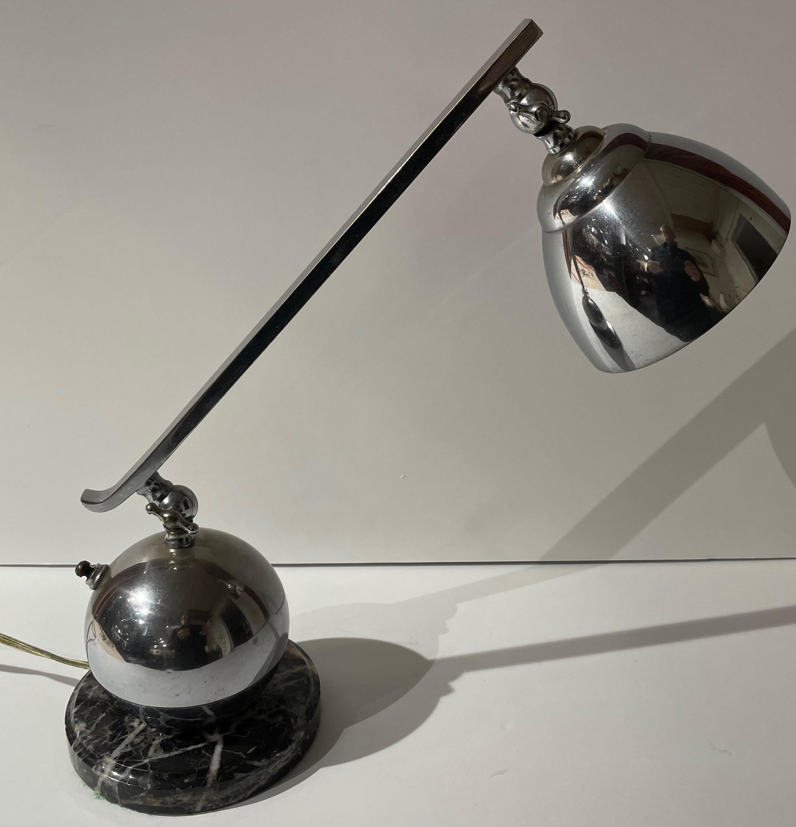 Français Lampe de bureau Art déco avec plateau de comptoir industriel en vente