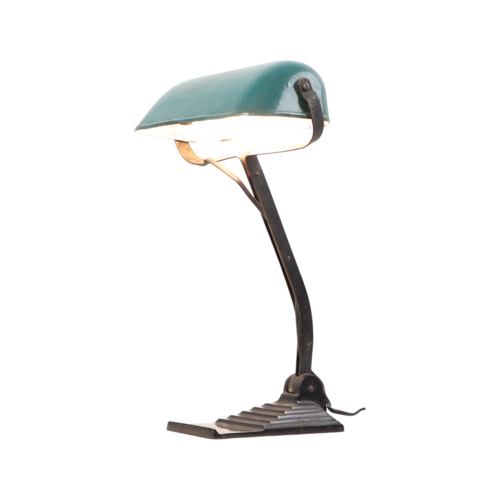 Lampe de bureau iconique de style Art Deco ou Bauhaus, également appelée lampe de notaire ou lampe de banquier, fabriquée par la société belge Erpé, modèle no. 52, design industriel des années 1920-1930.

Cette belle lampe est composée d'une base