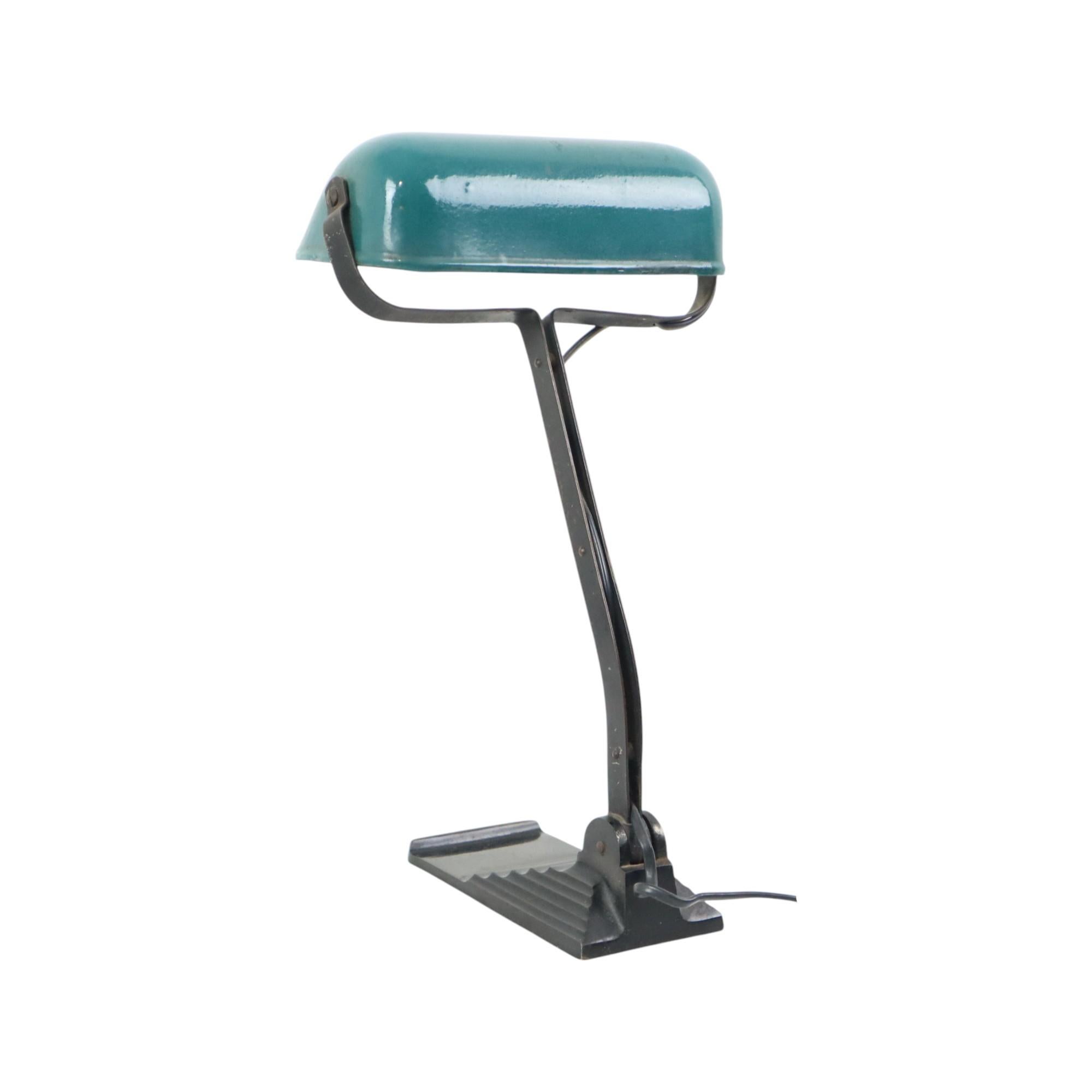 Belge Lampe de bureau Art Déco Erpe Modèle 52 Bauhaus en émail vert en vente