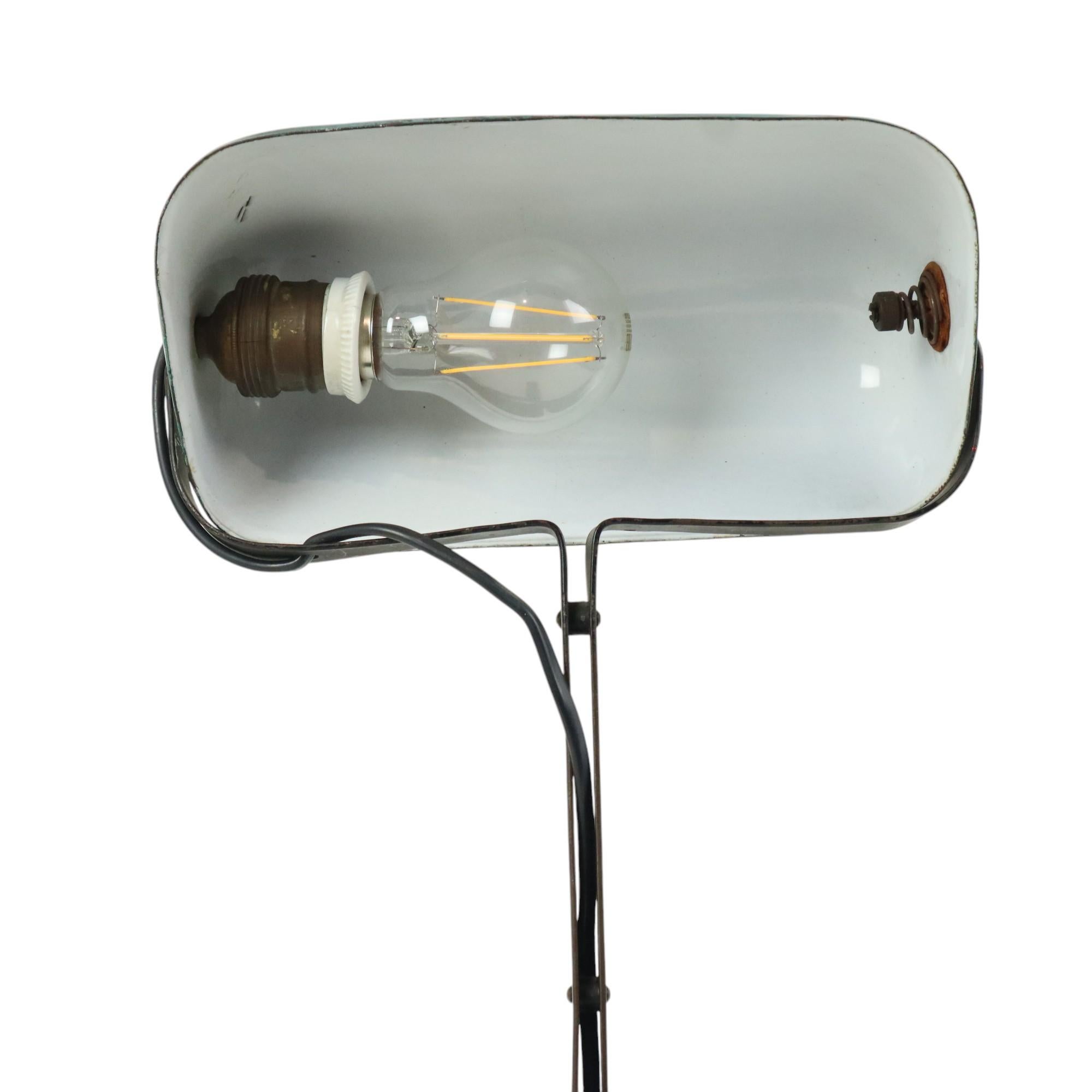 Lampe de bureau Art Déco Erpe Modèle 52 Bauhaus en émail vert en vente 2