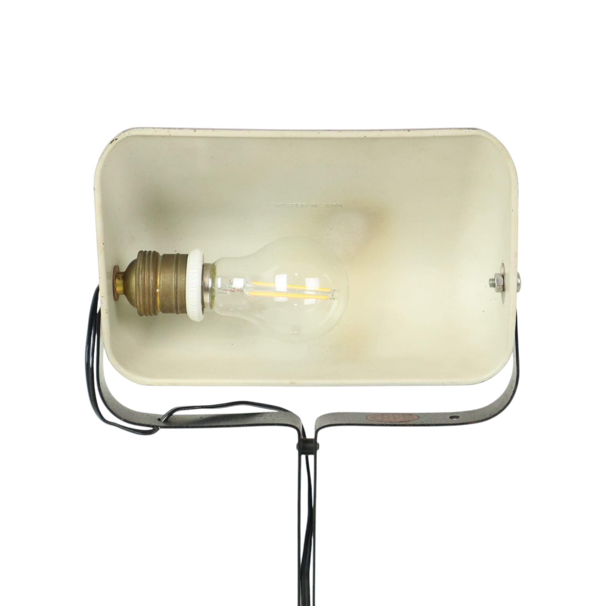 Lampe de bureau Art Déco Erpe Modèle 52 Bakélite fer forgé en vente 3