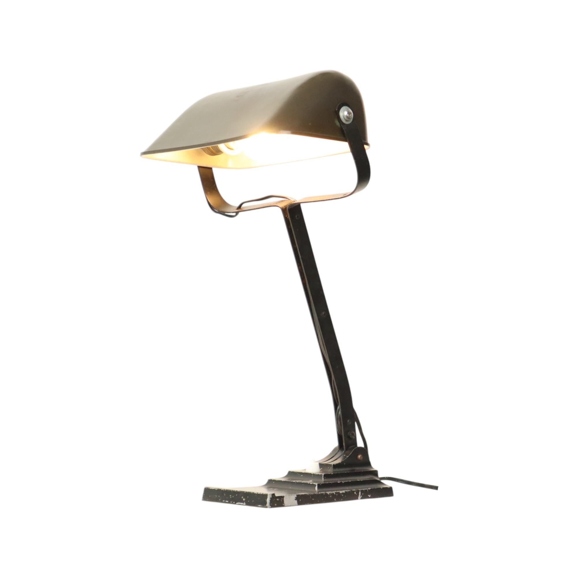 Lampe de bureau art déco, également appelée lampe de notaire ou lampe de banquier, fabriquée par la société belge Erpé, modèle no. 52, design industriel des années 1920-30, marqué en bas et en haut.

Cette belle lampe industrielle Bauhaus possède