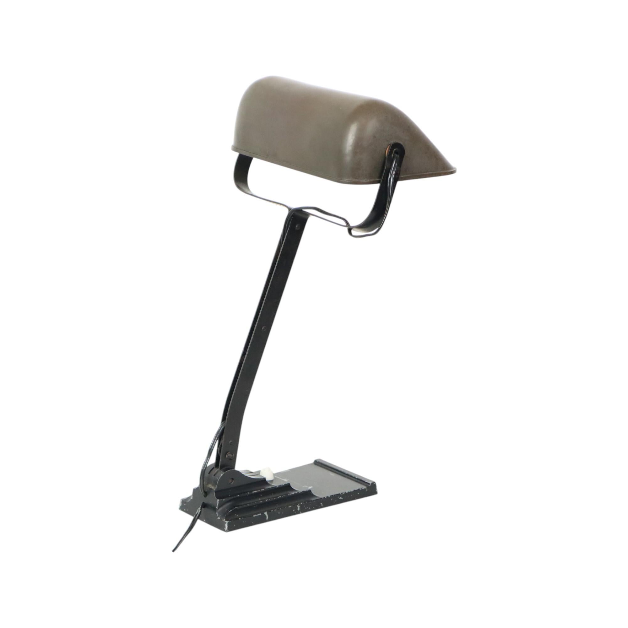 Lampe de bureau Art Déco Erpe Modèle 52 Bakélite fer forgé Bon état - En vente à Poperinge, BE