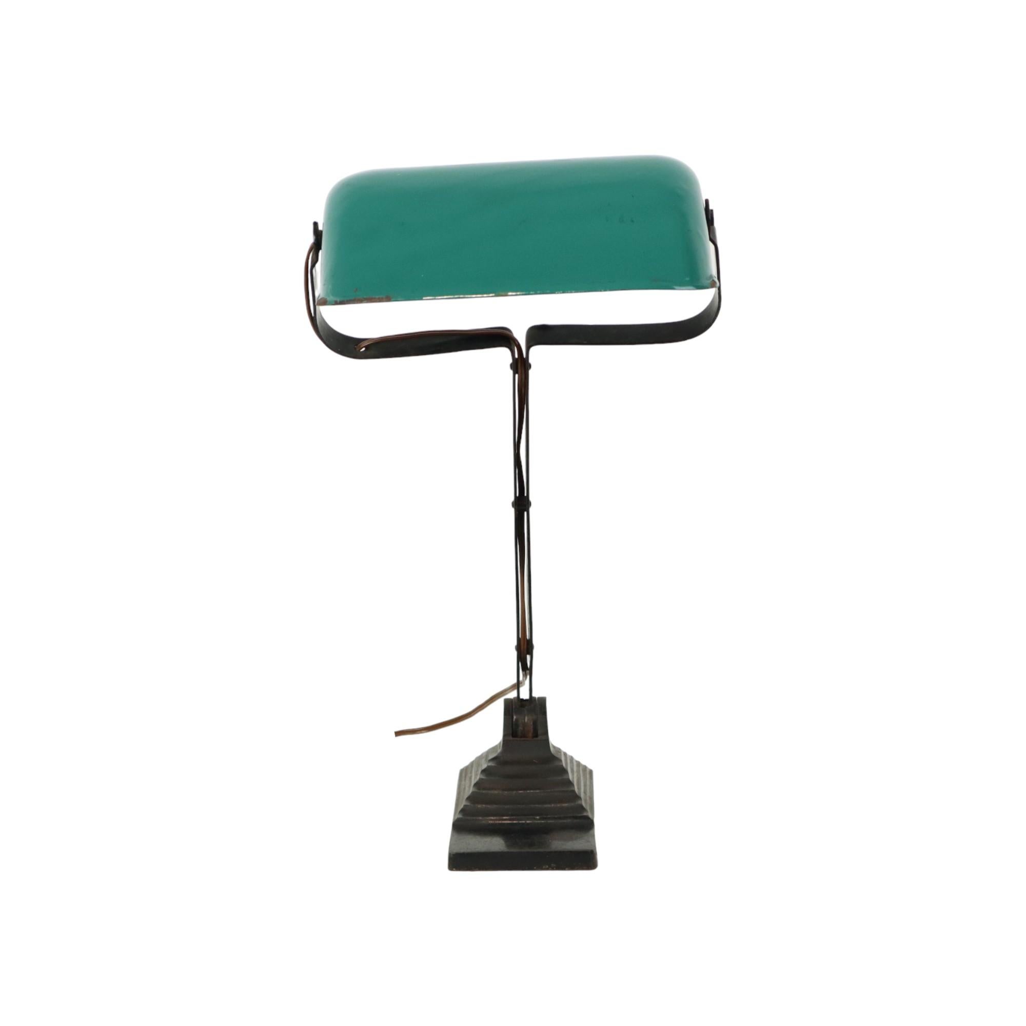 Art déco Lampe de bureau Art Déco Erpe Modèle 52 Abat-jour en fer forgé émaillé vert en vente