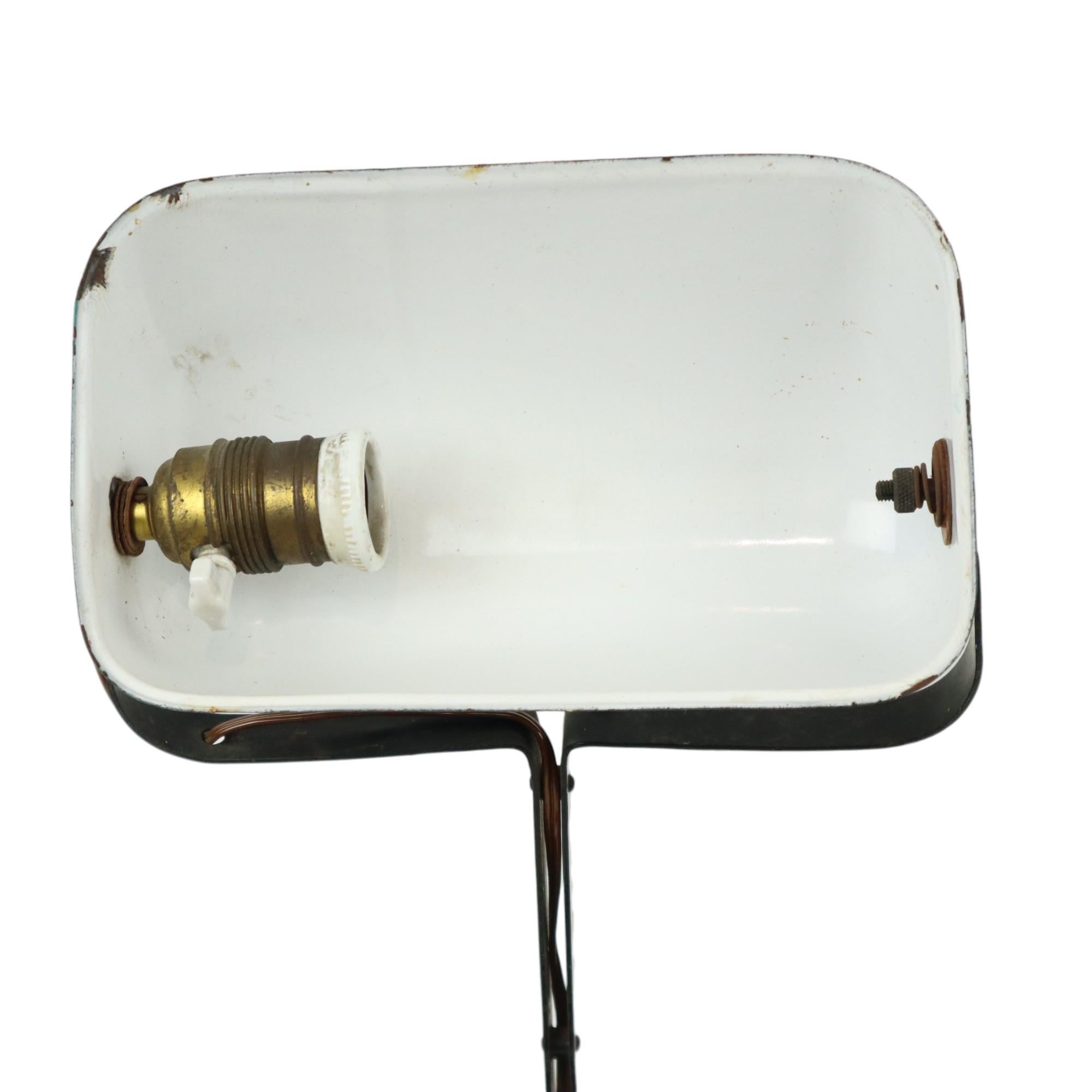Début du 20ème siècle Lampe de bureau Art Déco Erpe Modèle 52 Abat-jour en fer forgé émaillé vert en vente