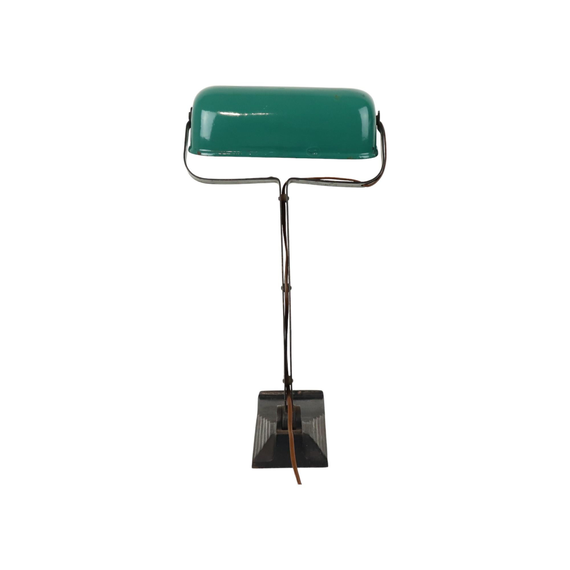 Émail Lampe de bureau Art Déco Erpe Modèle 52 Abat-jour en fer forgé émaillé vert en vente