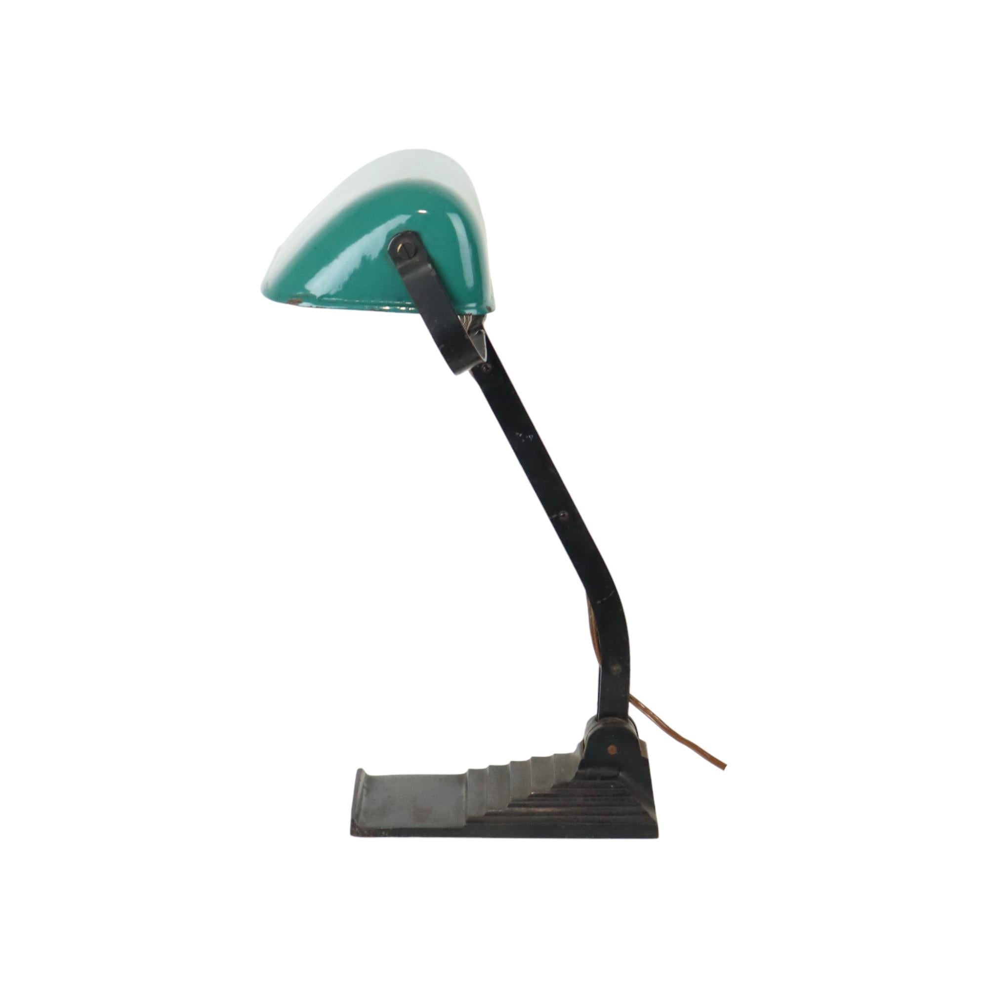 Lampe de bureau Art Déco Erpe Modèle 52 Abat-jour en fer forgé émaillé vert en vente 2