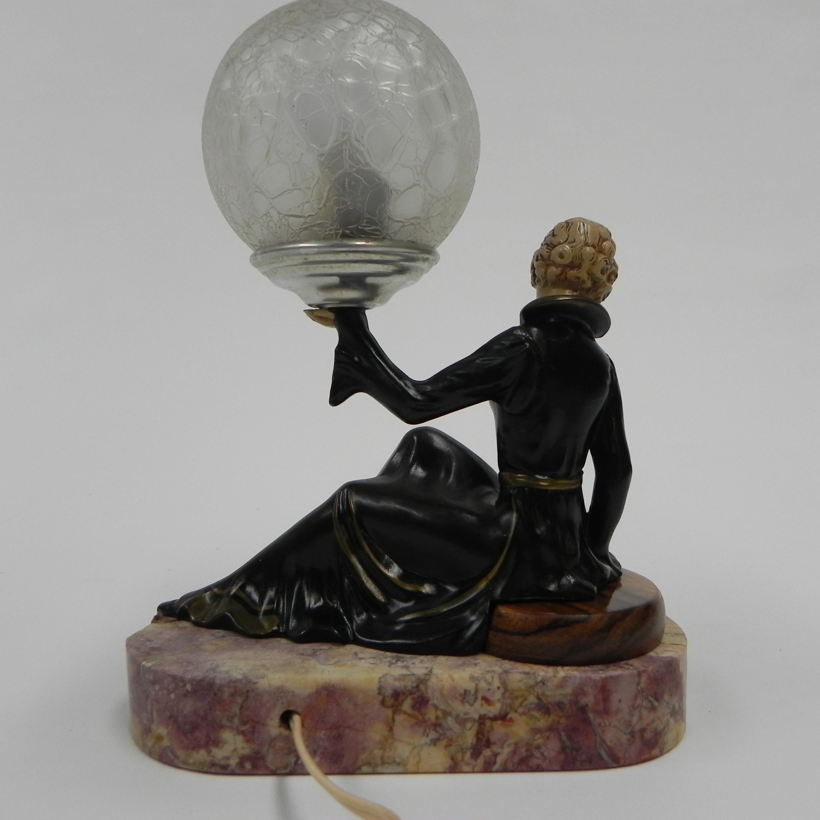 Lampe de bureau Art Déco femme assise avec globe en vente 4