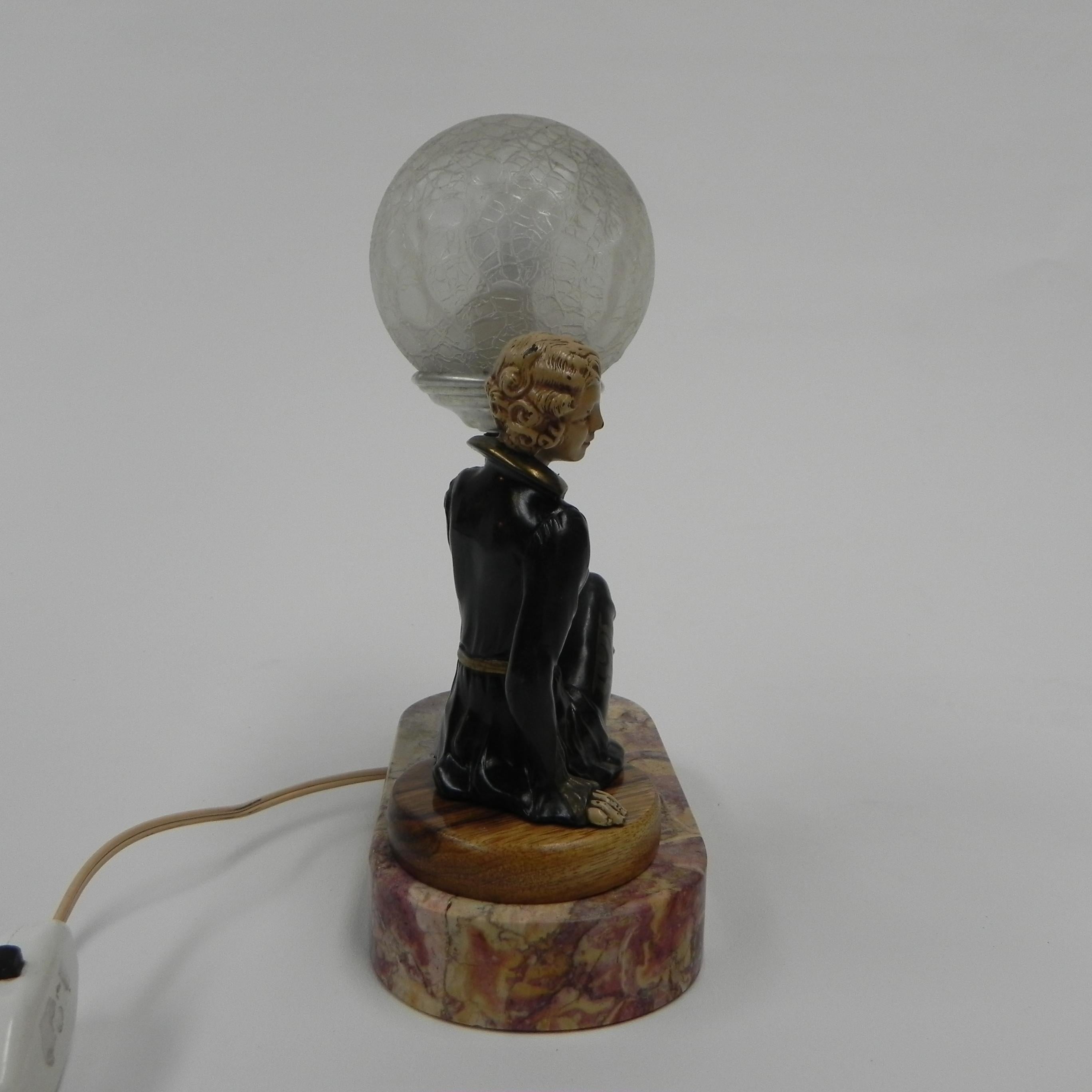Lampe de bureau Art Déco femme assise avec globe en vente 6