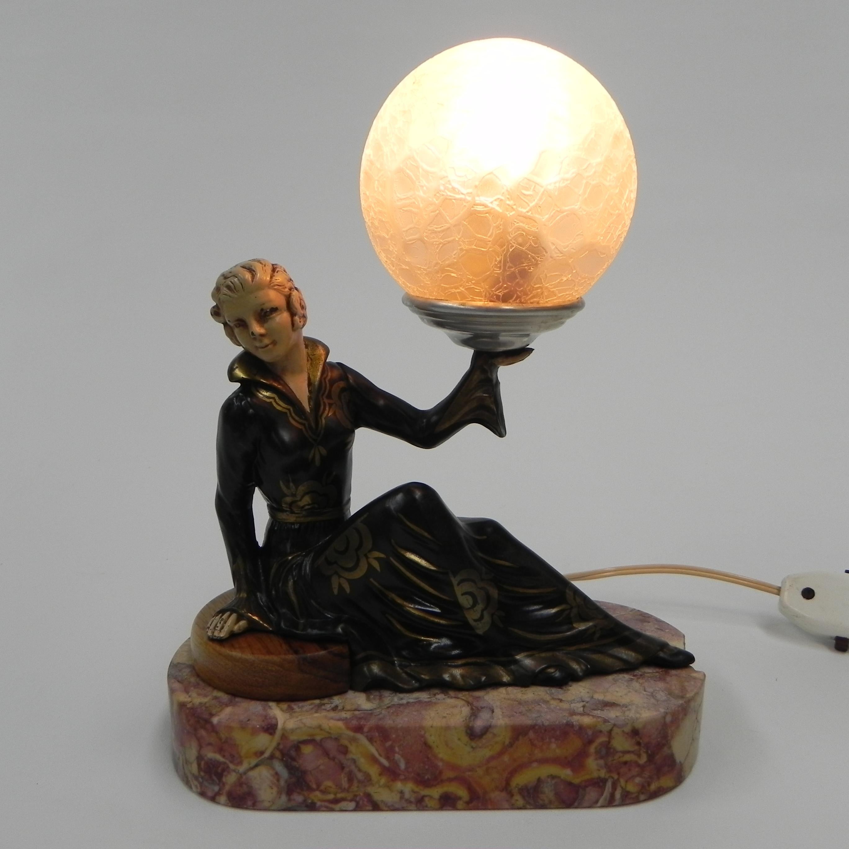 Lampe de bureau Art Déco femme assise avec globe en vente 9