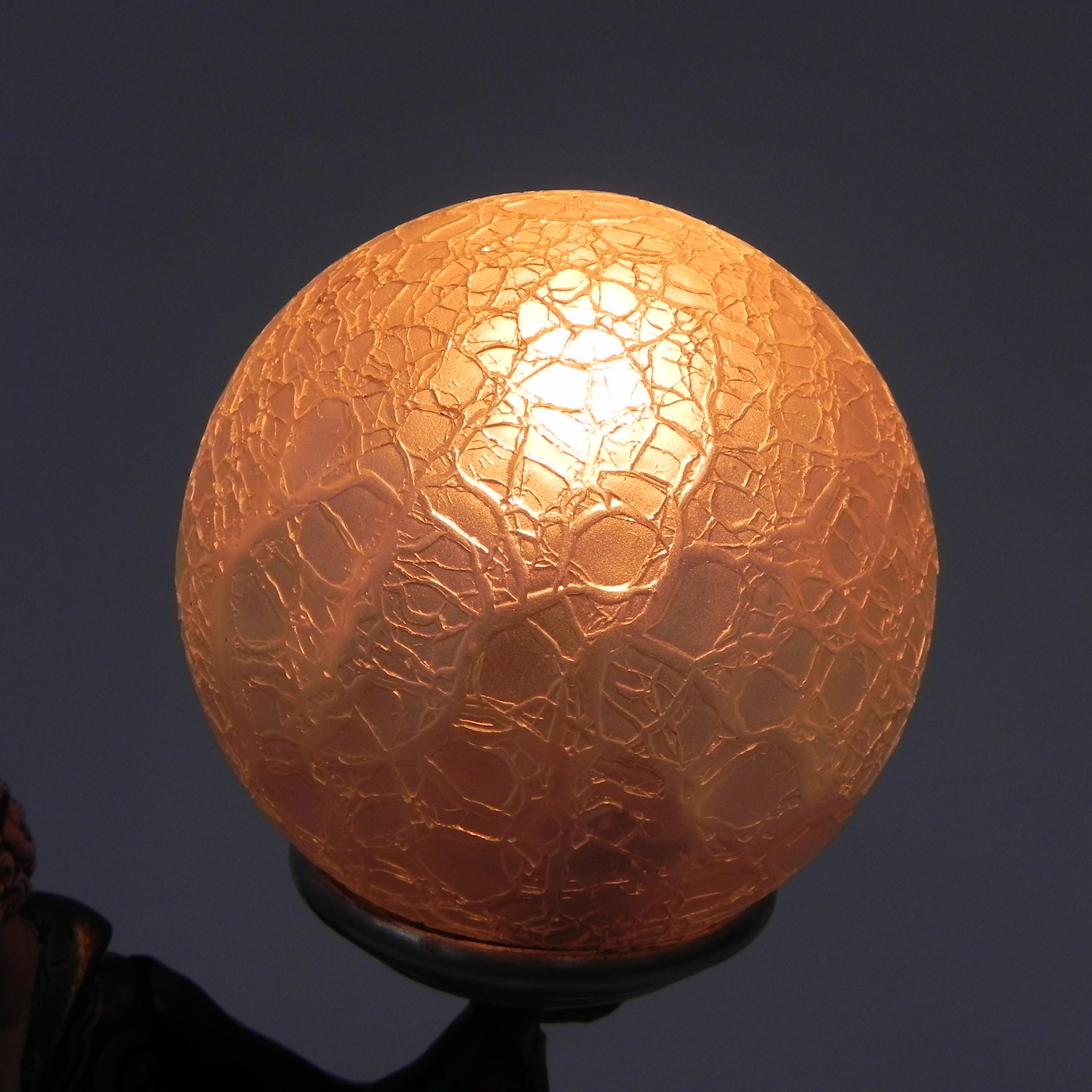 Lampe de bureau Art Déco femme assise avec globe en vente 11