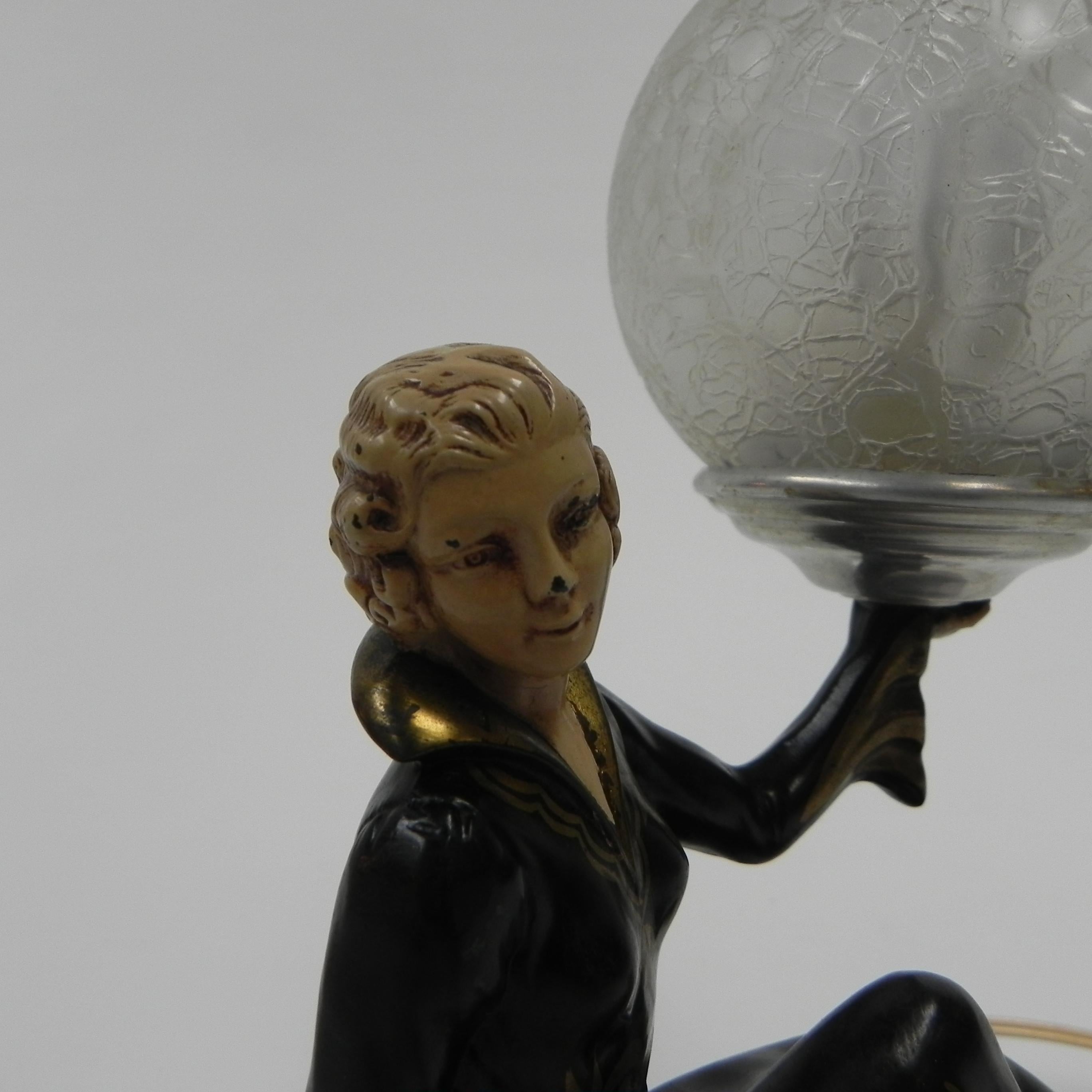 Verre Lampe de bureau Art Déco femme assise avec globe en vente
