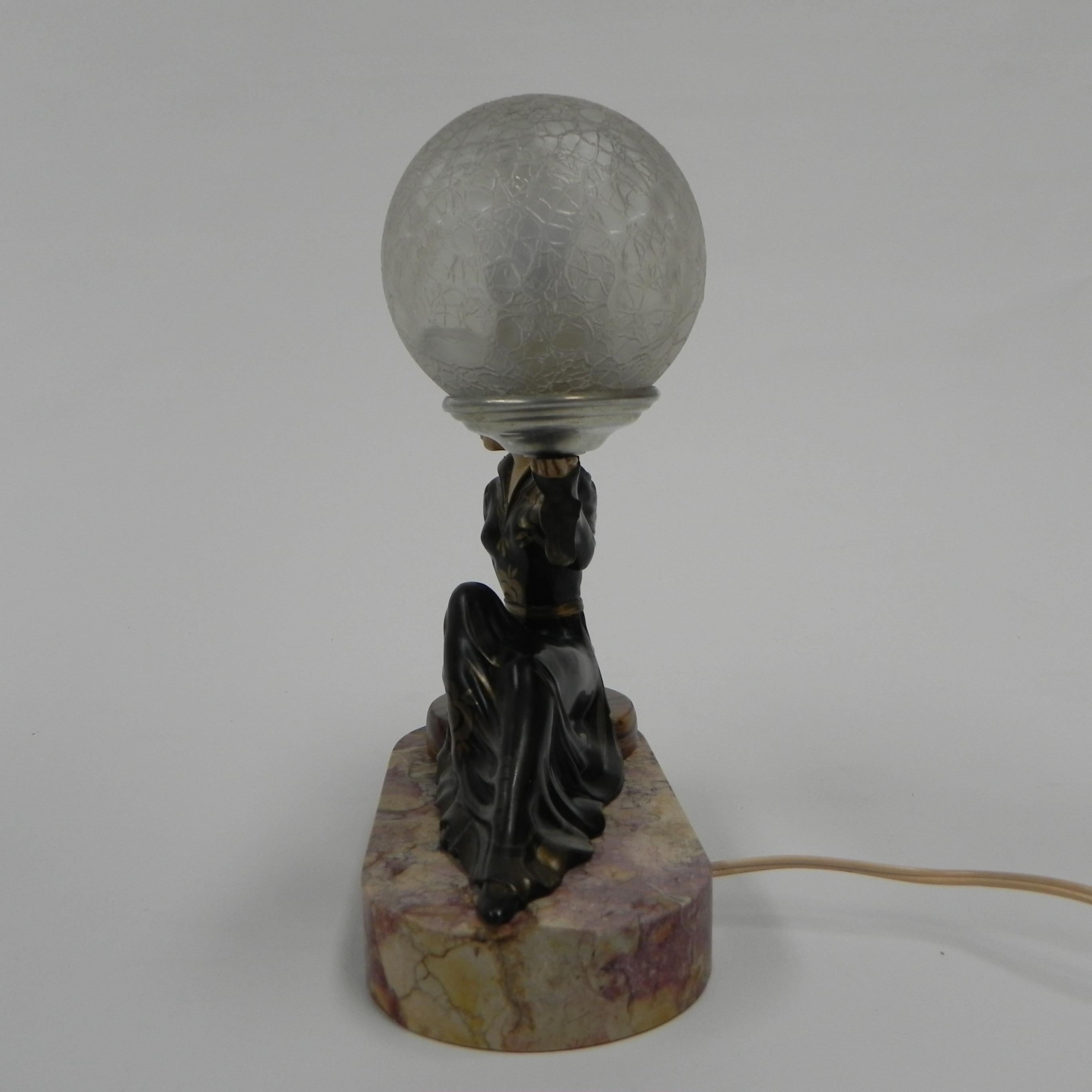 Lampe de bureau Art Déco femme assise avec globe en vente 2