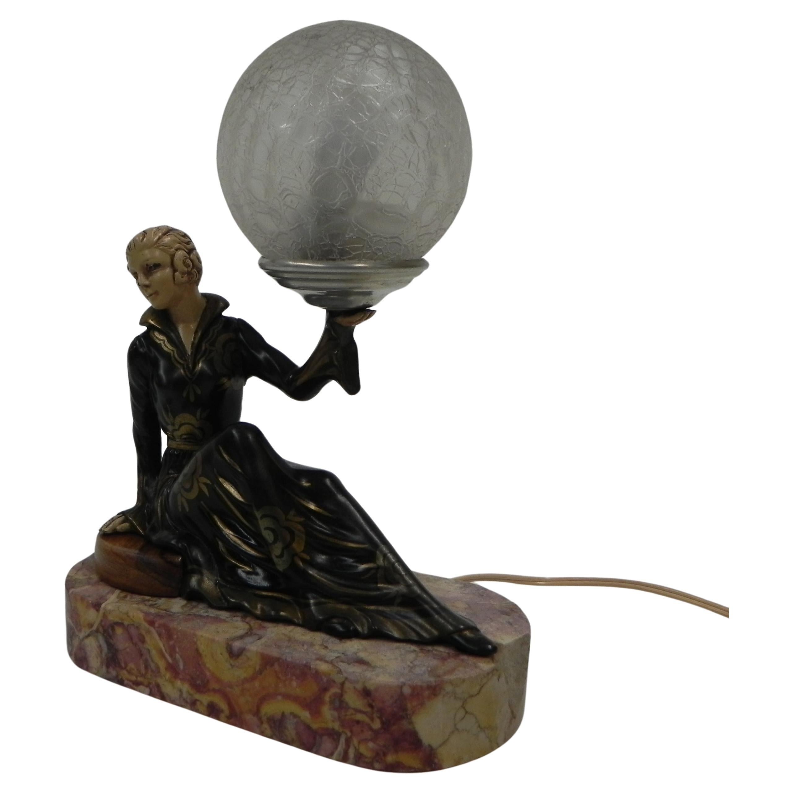 Schreibtischlampe im Art déco-Stil, sitzende Frau mit Kugel