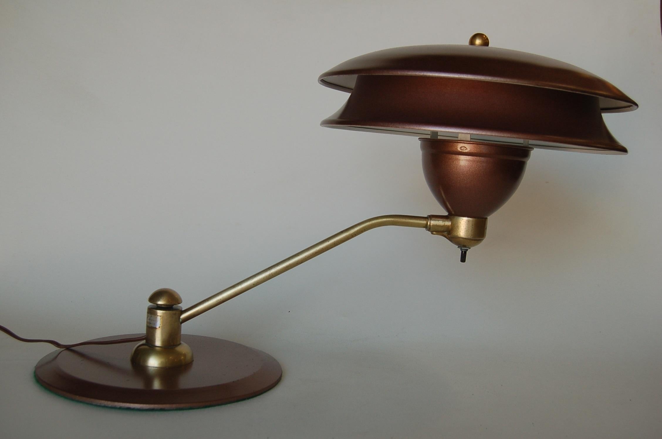 Schreibtischlampe im Art-déco-Stil mit großem doppeltem Untertasseschirm von Art Specialty Co. (amerikanisch) im Angebot