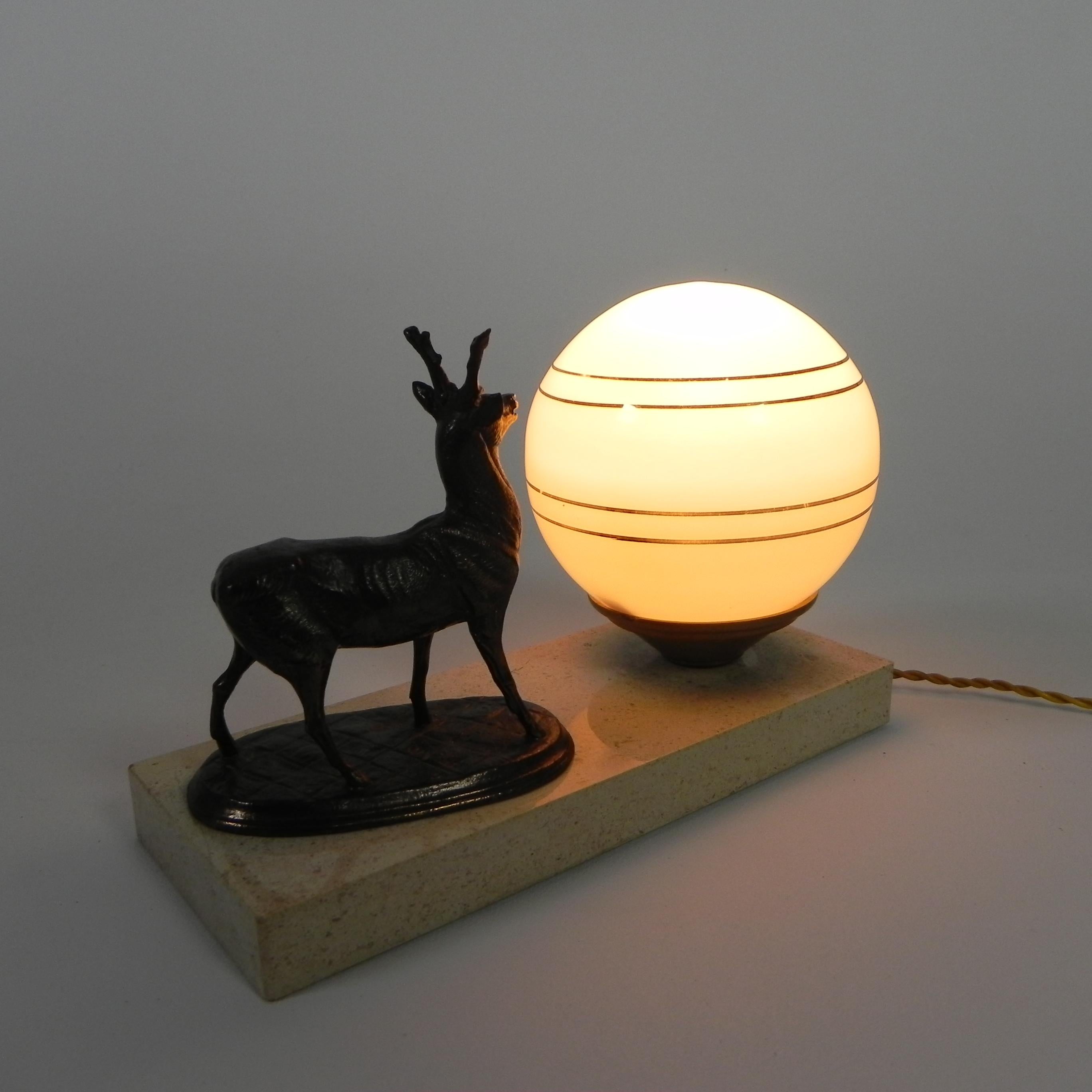 Lampe de bureau Art déco avec cerf et boule de verre, années 1930 en vente 6