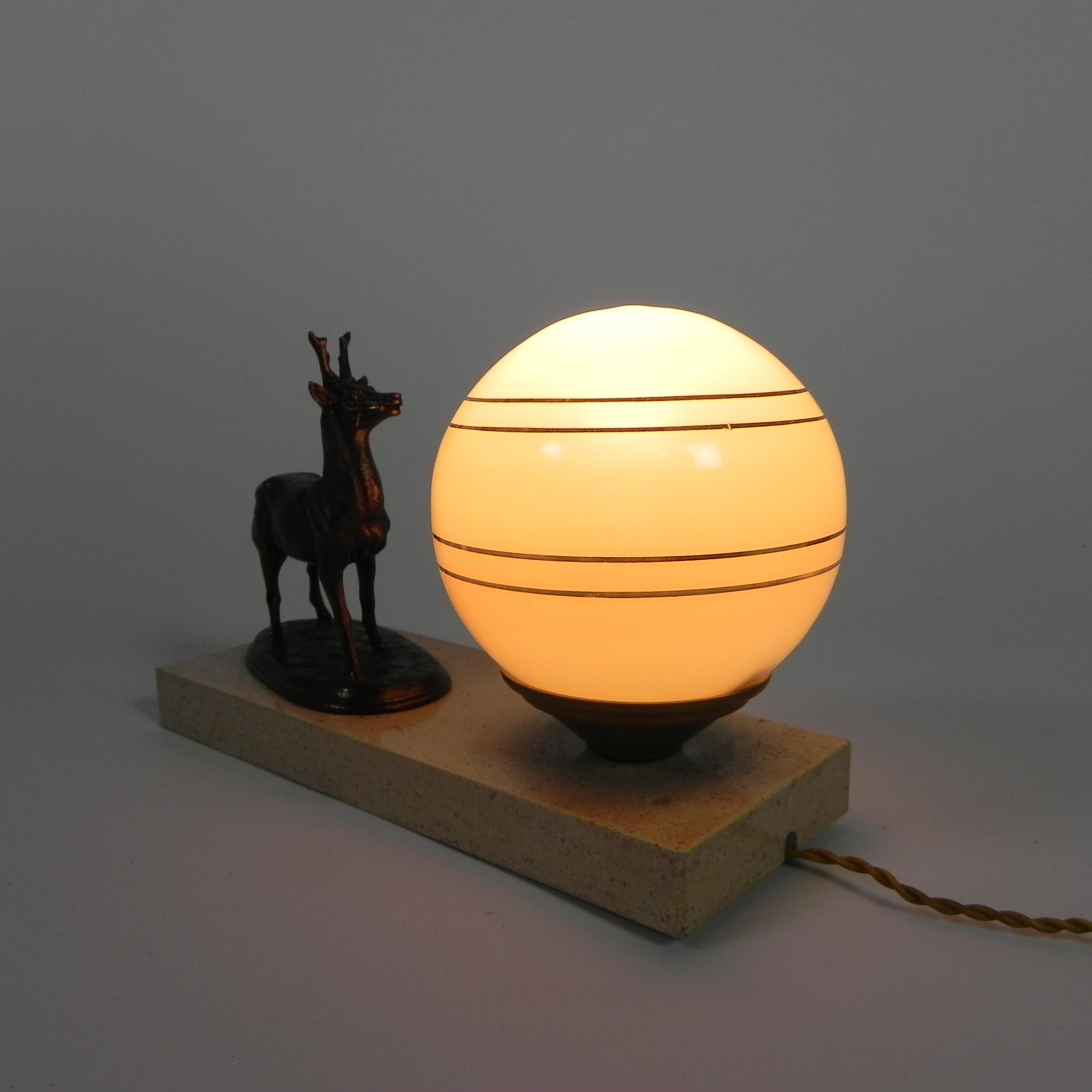 Lampe de bureau Art déco avec cerf et boule de verre, années 1930 en vente 7