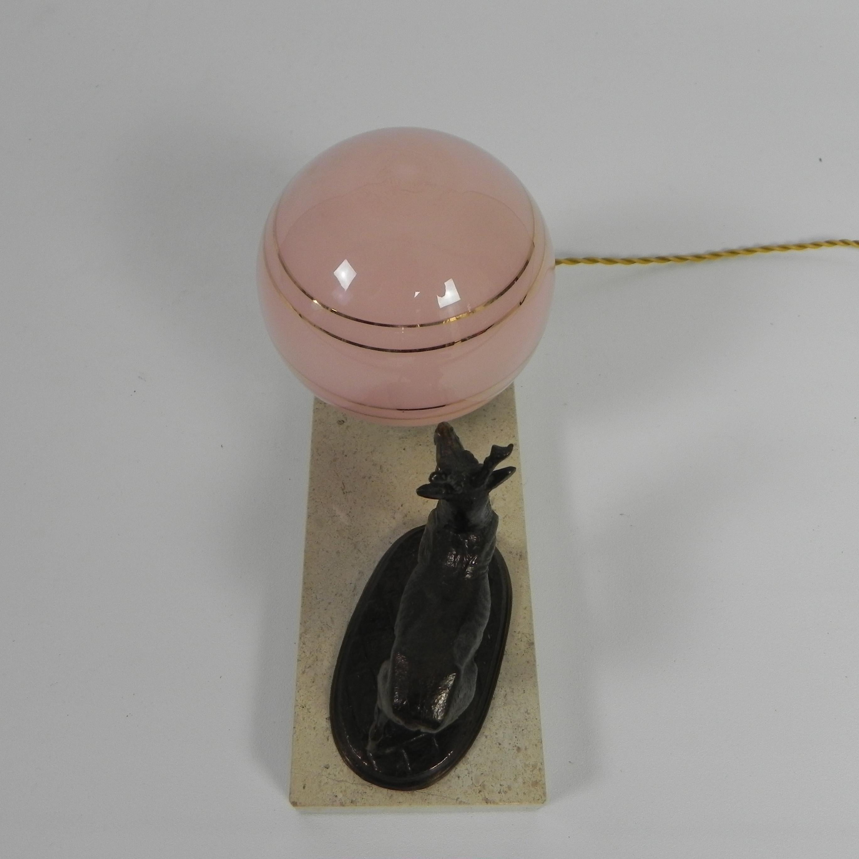 Milieu du XXe siècle Lampe de bureau Art déco avec cerf et boule de verre, années 1930 en vente
