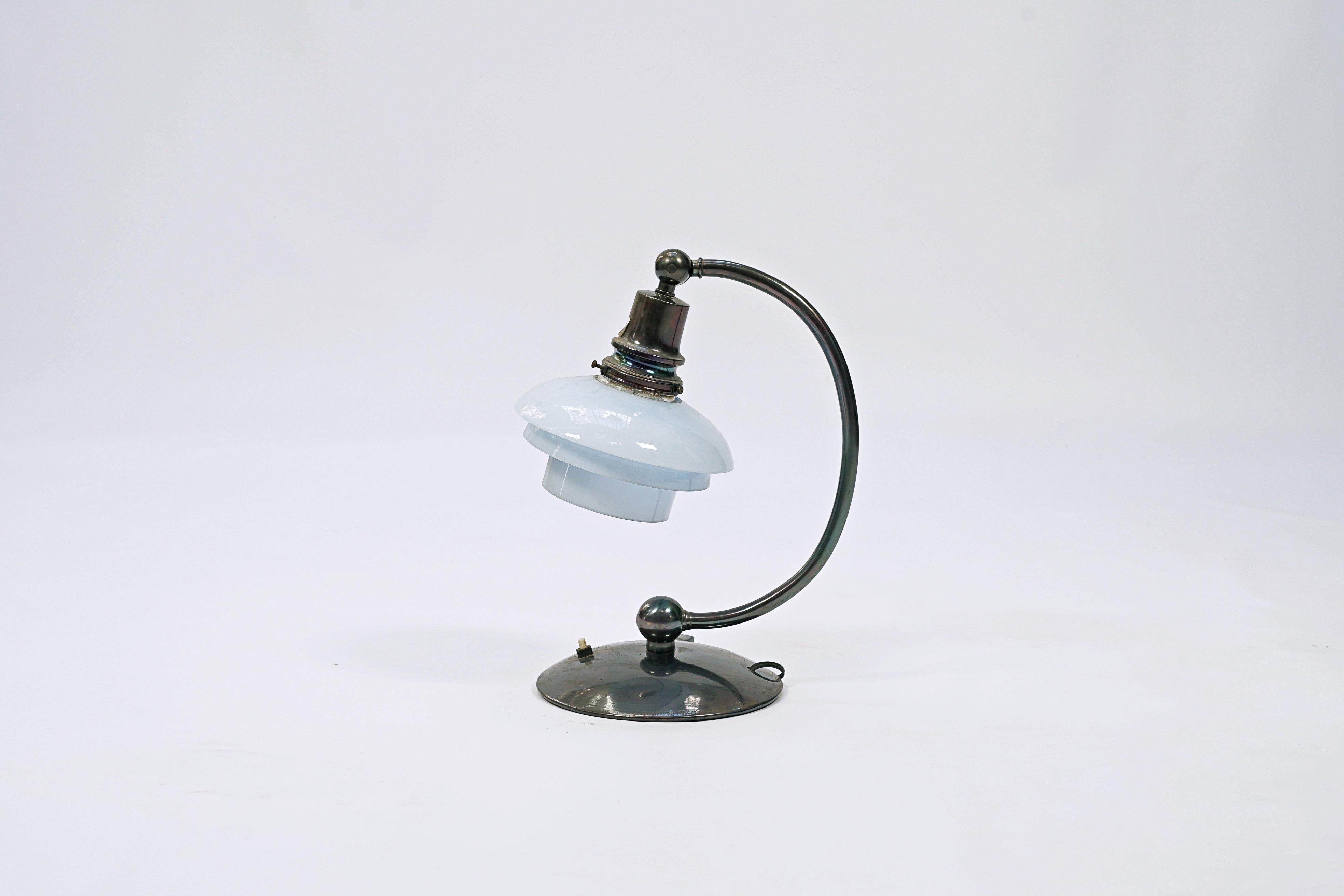 Art Deco Schreibtischlampe mit Opalin  im Stil von Poul Henningsen (Art déco) im Angebot