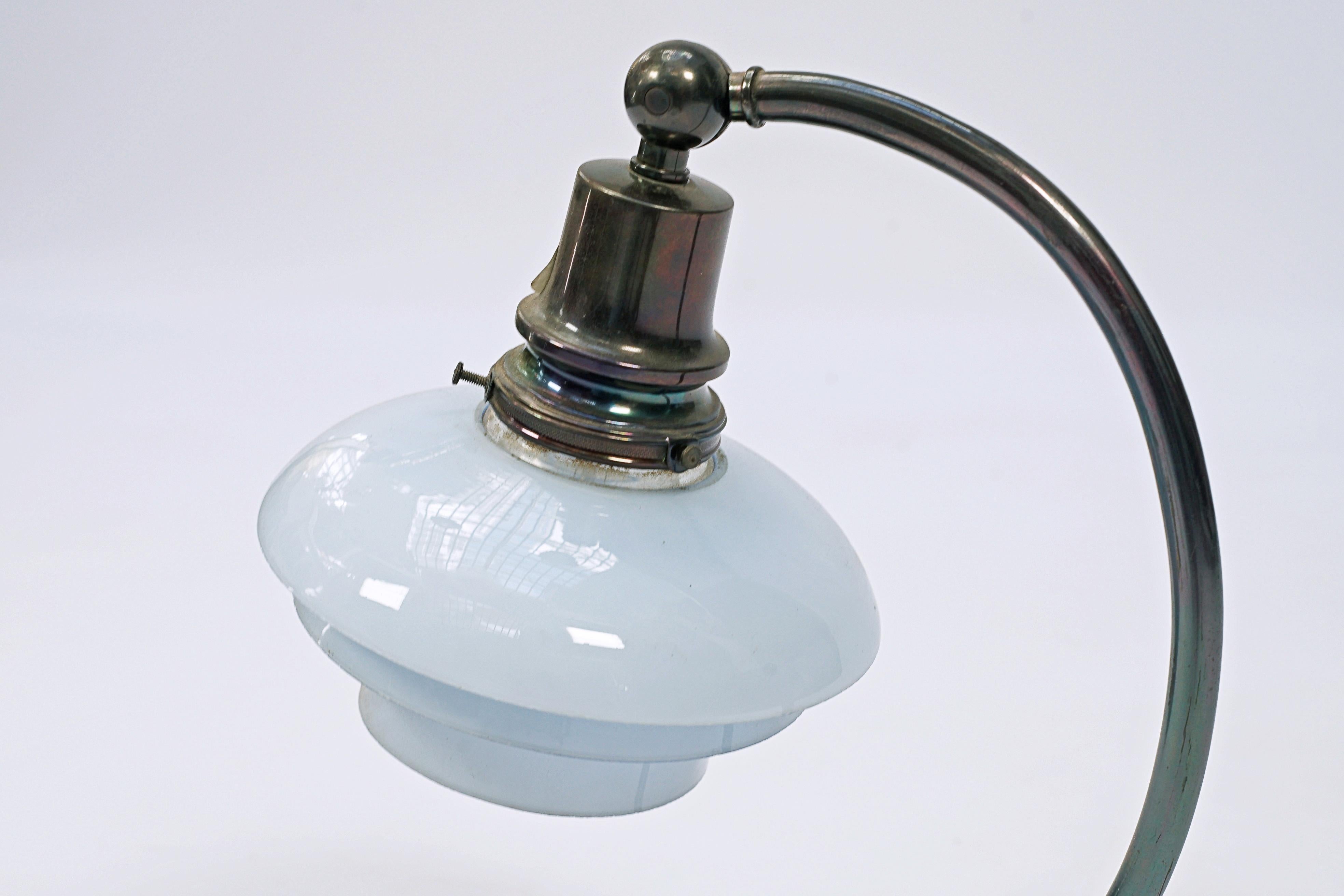 Art Deco Schreibtischlampe mit Opalin  im Stil von Poul Henningsen (Dänisch) im Angebot