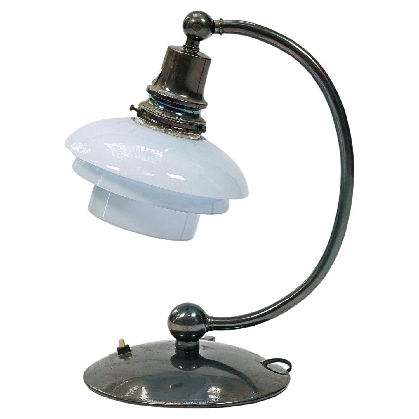 Lampe de bureau art déco avec opaline dans le style de Poul Henningsen