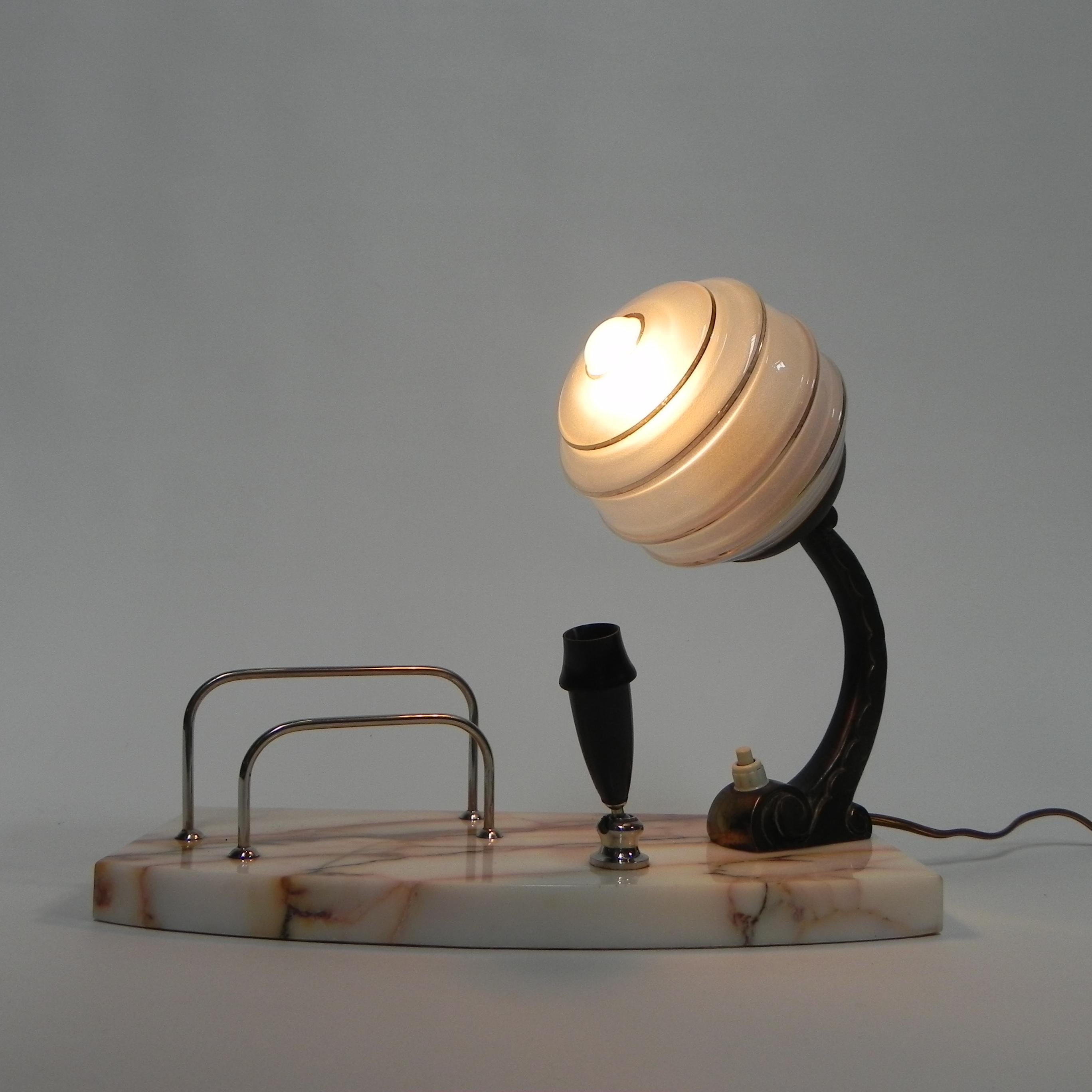 Art Deco desk lamp with pen and letter holder In Good Condition For Sale In EINDHOVEN, NL