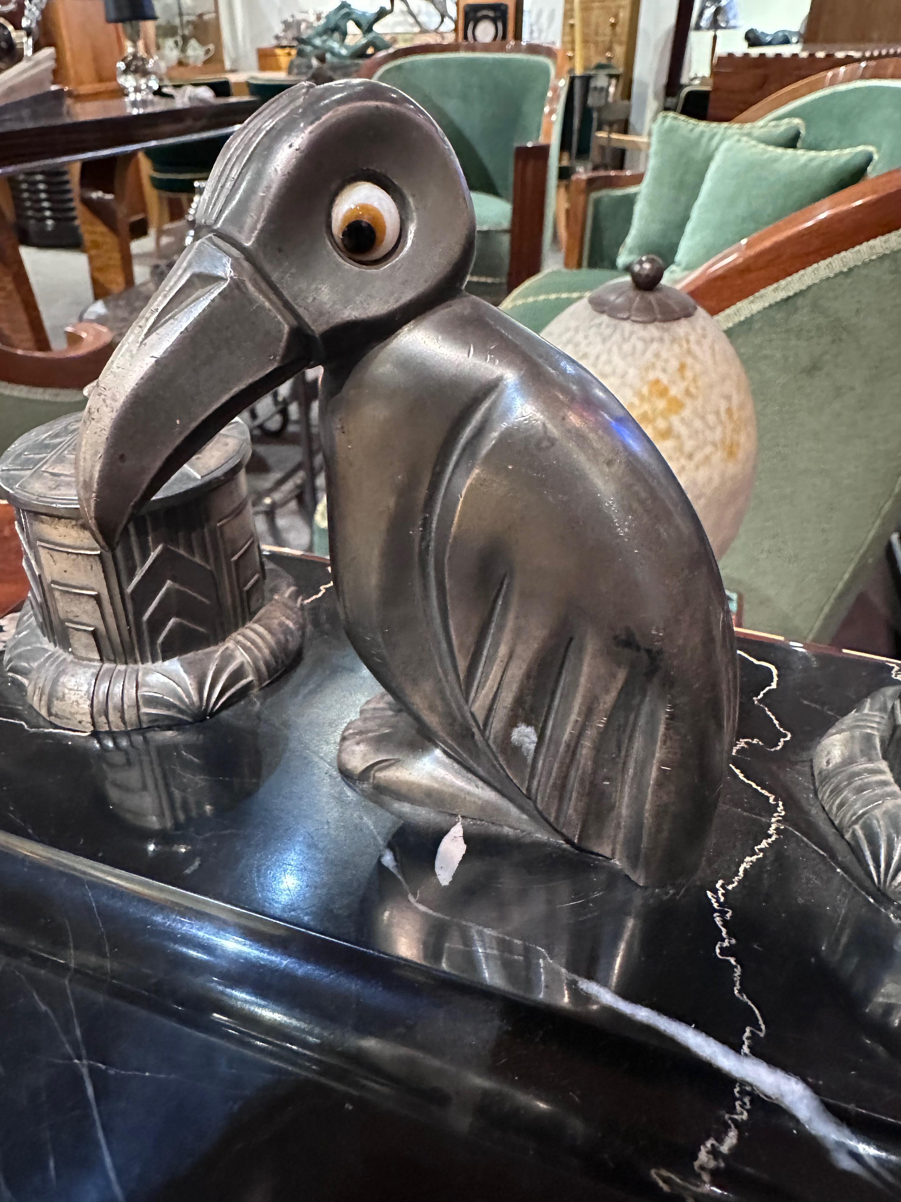 Art Deco Schreibtisch Set Tintenfässer & Pinguin Statue Französisch (Metall) im Angebot