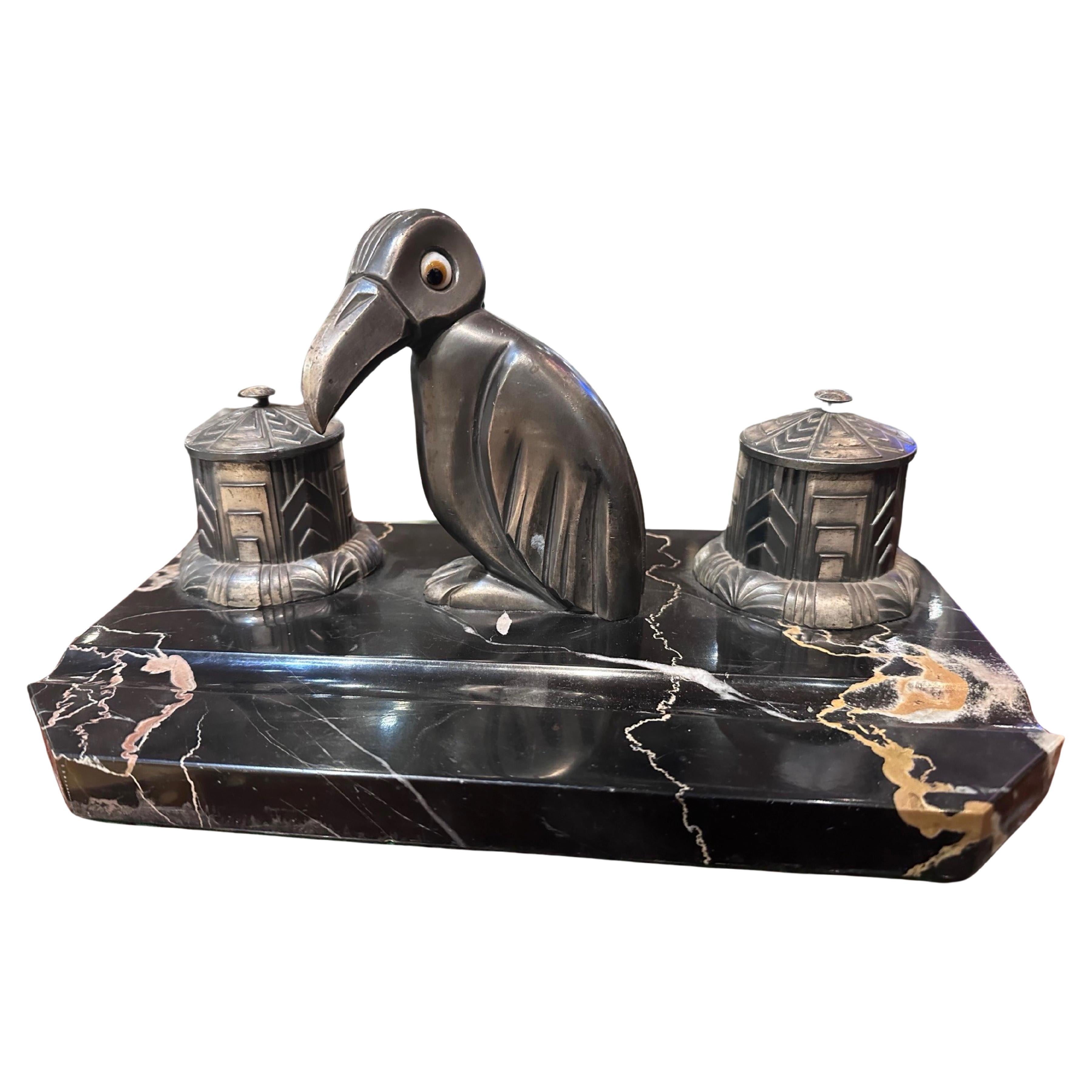 Art Deco Schreibtisch Set Tintenfässer & Pinguin Statue Französisch im Angebot