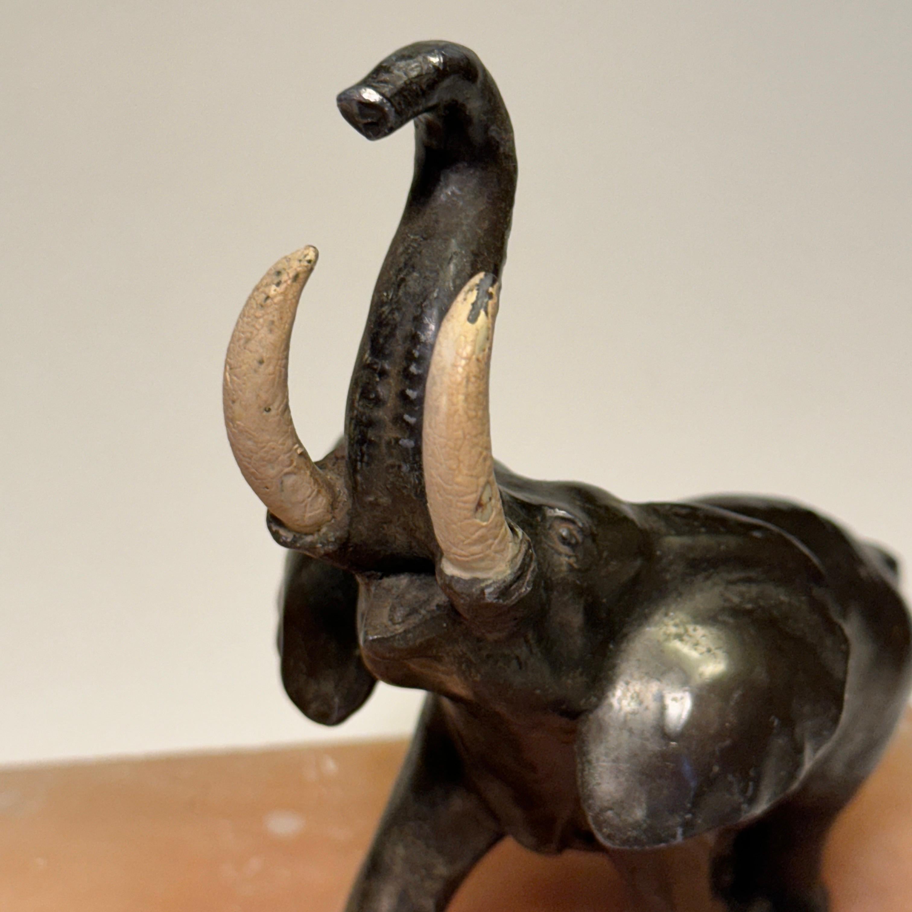 Encrier de bureau Art déco en albâtre et bronze éléphant en vente 2
