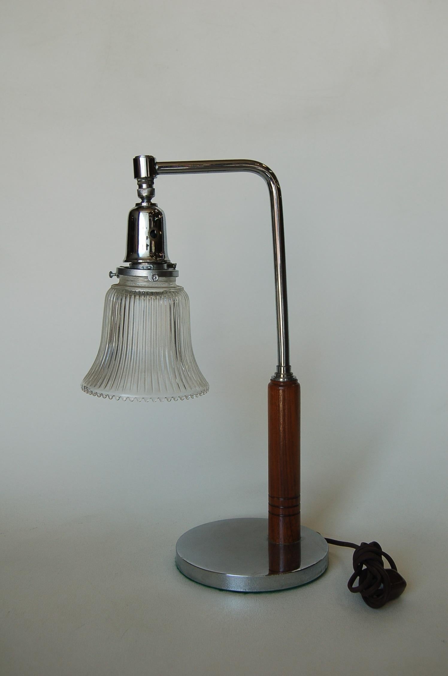 Art-Deco-Tischlampe mit glockenförmigem Glasschirm (amerikanisch) im Angebot