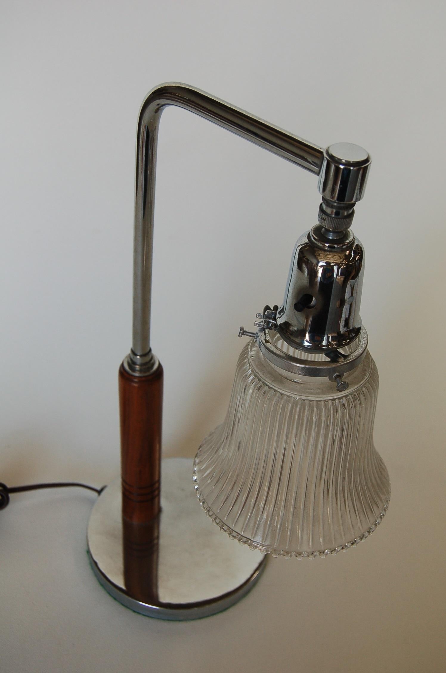 Lampe de bureau Art Déco avec abat-jour en verre en forme de cloche Excellent état - En vente à Van Nuys, CA