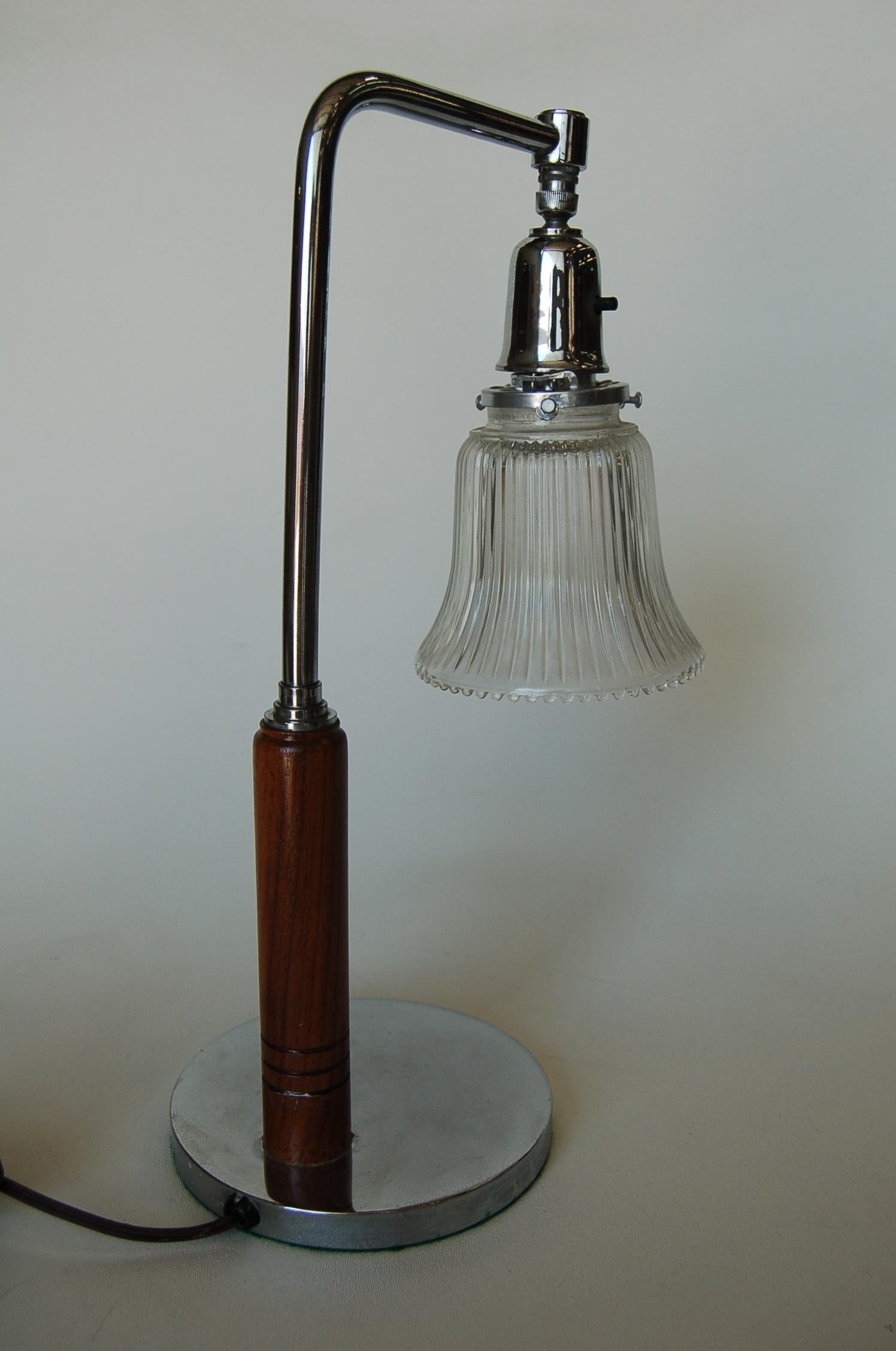 Milieu du XXe siècle Lampe de bureau Art Déco avec abat-jour en verre en forme de cloche en vente
