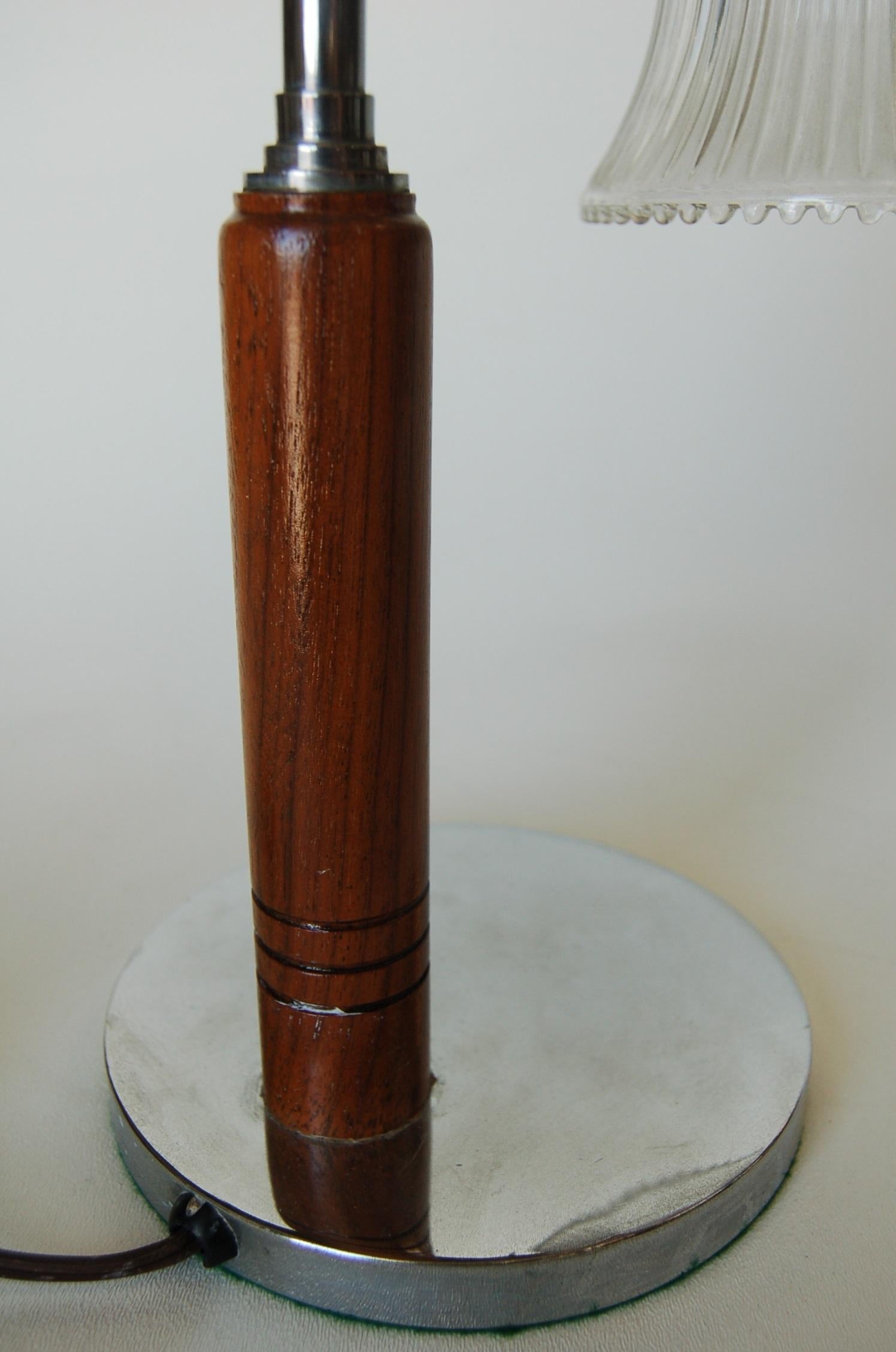 Art-Deco-Tischlampe mit glockenförmigem Glasschirm (Chrom) im Angebot