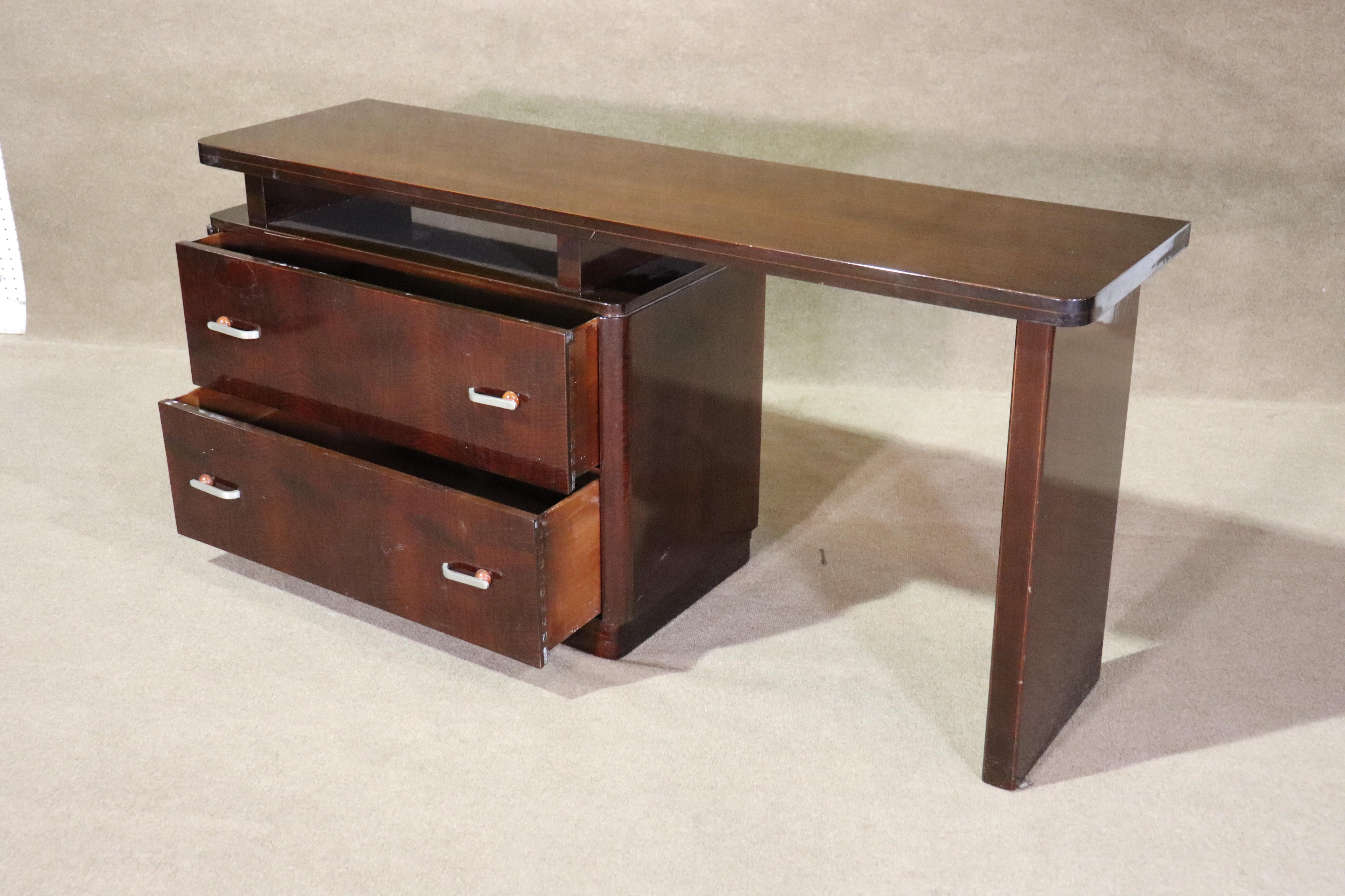 Scrivania in legno di mogano marrone scuro con ferramenta Art Deco. Attribuito a Ralph Lauren per l'ufficio o la camera da letto. 
Si prega di confermare la posizione NY o NJ