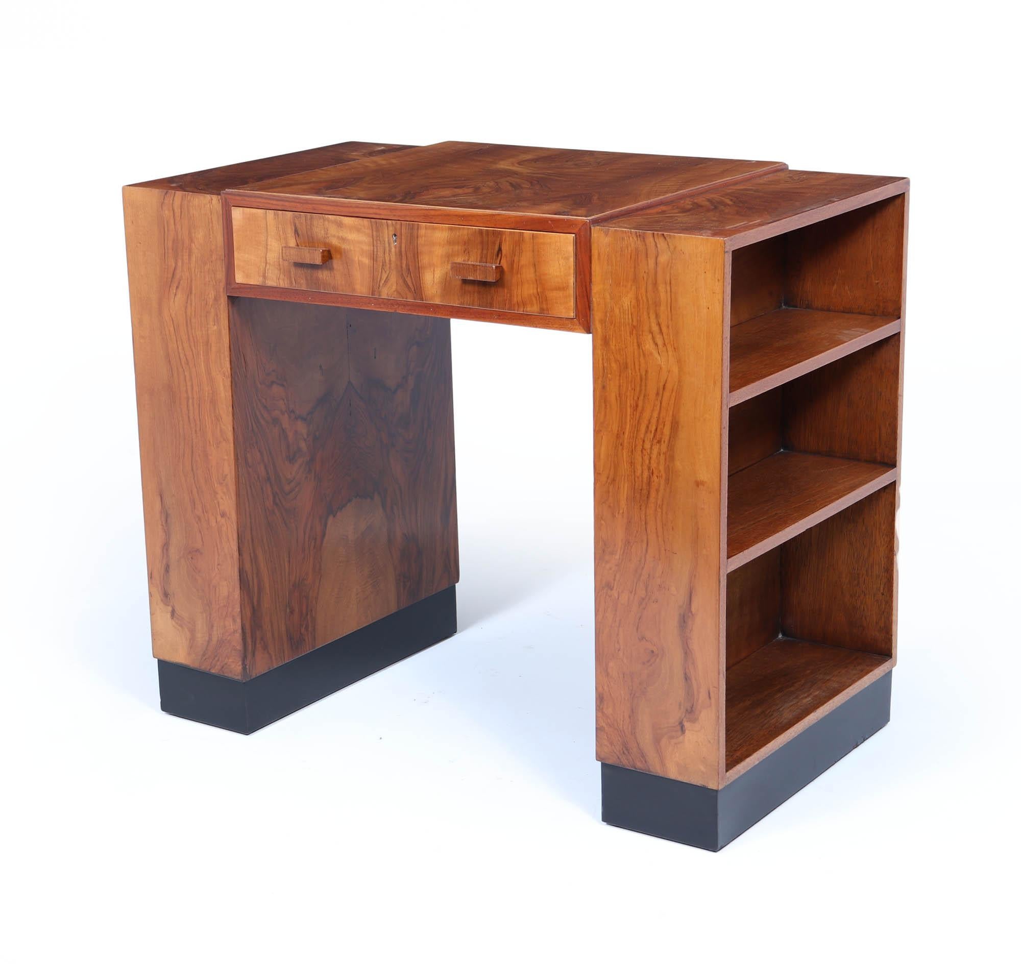 Ce bureau Art déco avec étagères en noyer est une pièce intemporelle datant d'environ 1930 qui apporte à la fois style et fonctionnalité à tout petit espace. Ce bureau méticuleusement fabriqué présente un placage de noyer chaud qui s'est