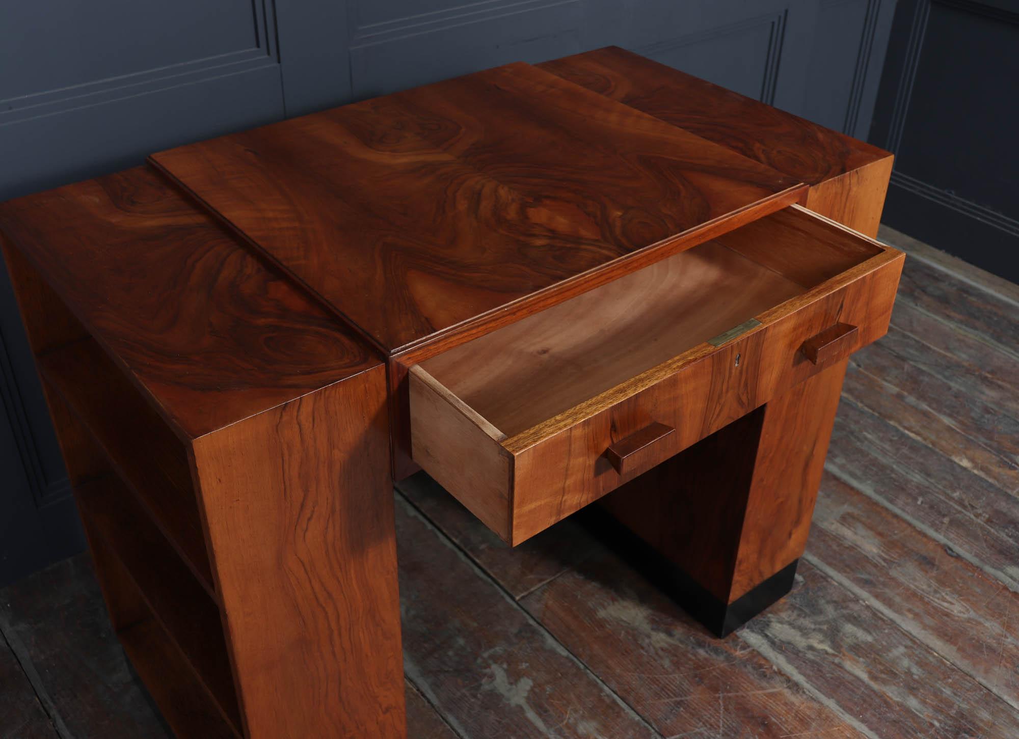 Noyer Bureau Art Déco avec étagères en noyer en vente
