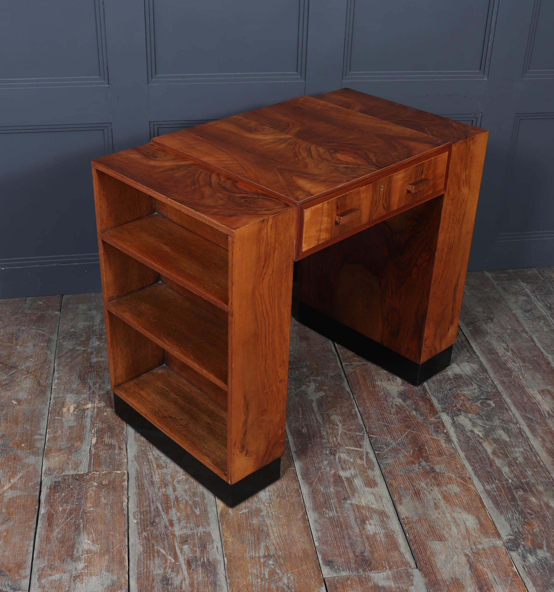 Bureau Art Déco avec étagères en noyer en vente 1