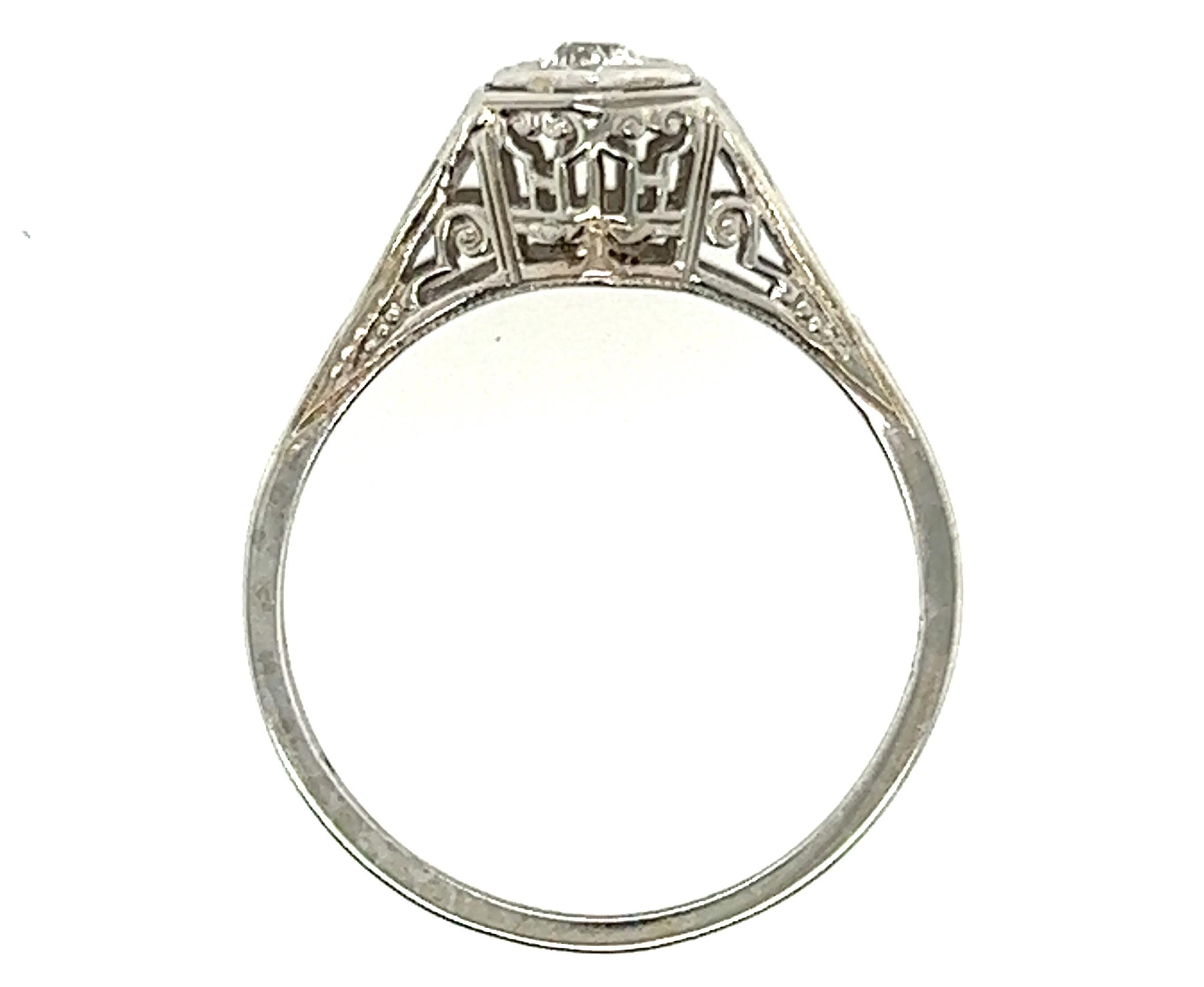 Véritable bague de fiançailles solitaire originale des années 1920 .10ct Old European Cut Diamond 18K White Gold 


Doté d'un étonnant diamant de 0,10ct  Diamant de taille européenne F/VS Natural Mined Old European Cut

La bague des frères Belais,