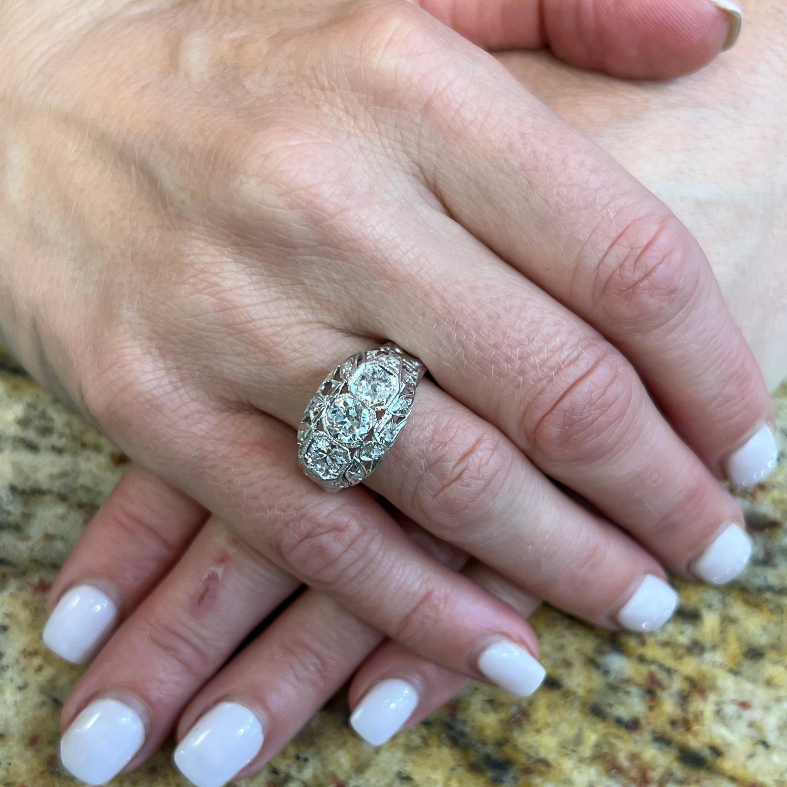 Original Art-Deco-Diamantring mit einem neuen, modernen, breiten Schaft aus 14 Karat Weißgold. Der Ring enthält Diamanten im alteuropäischen Schliff mit einem Gesamtgewicht von 2,00 Karat und den Farb- und Reinheitsgraden G-H und SI. Die Spitze
