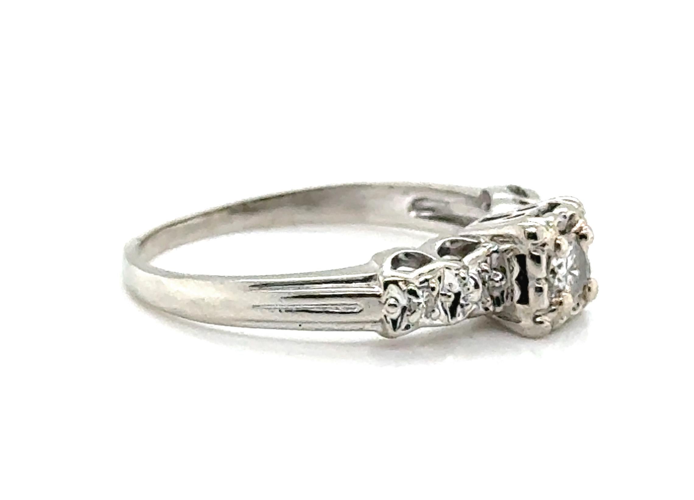 Anello di fidanzamento con solitario di diamanti originale degli anni '30-'40, con un taglio di 29 ct.


Caratterizzato da un vero diamante rotondo taglio Brilliante di .25ct, estratto in modo naturale, al centro.

Dettagli incisi a mano

Oltre 200