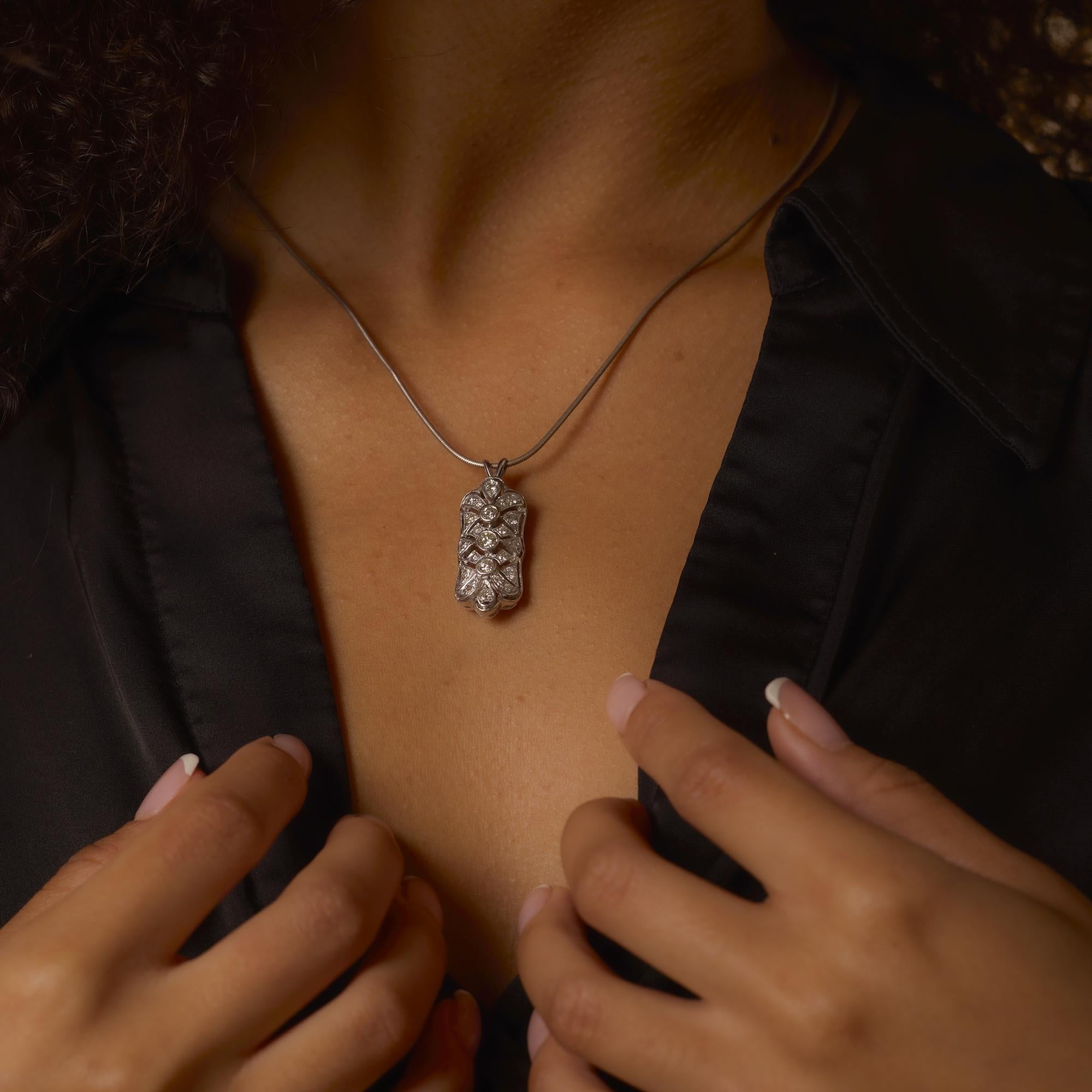 Dieses Art-déco-Collier zeigt 23 glitzernde, in Weißgold gefasste Diamanten, die an einer silbernen Kette hängen, die einen anmutigen Vintage-Charme versprüht.
