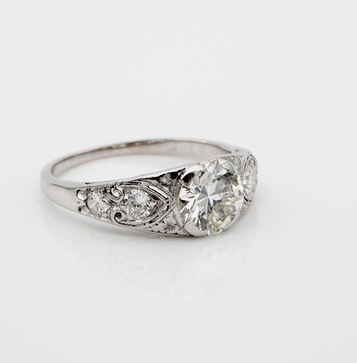 Art Deco Diamond 1.55 Carat Plus I VS2 Rare Platinum Engagement Ring In Good Condition In Napoli, IT