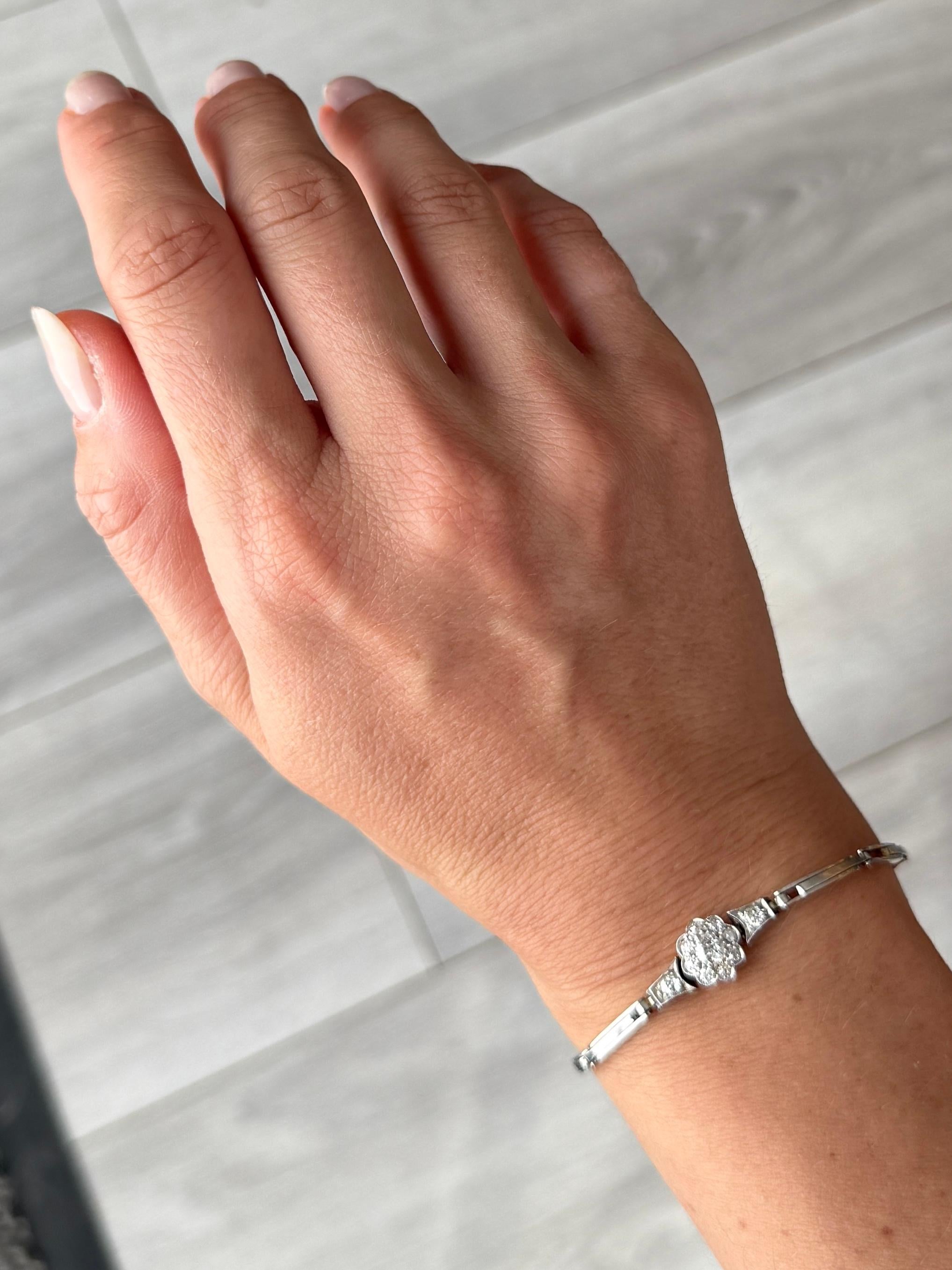 Ce bracelet est modelé en or 18 carats et comporte des détails en platine. Les pierres sont également serties en platine. Le total des diamants de ce bracelet est de 64pts. Le bracelet est extensible et s'adapte donc à toutes les tailles de poignet.