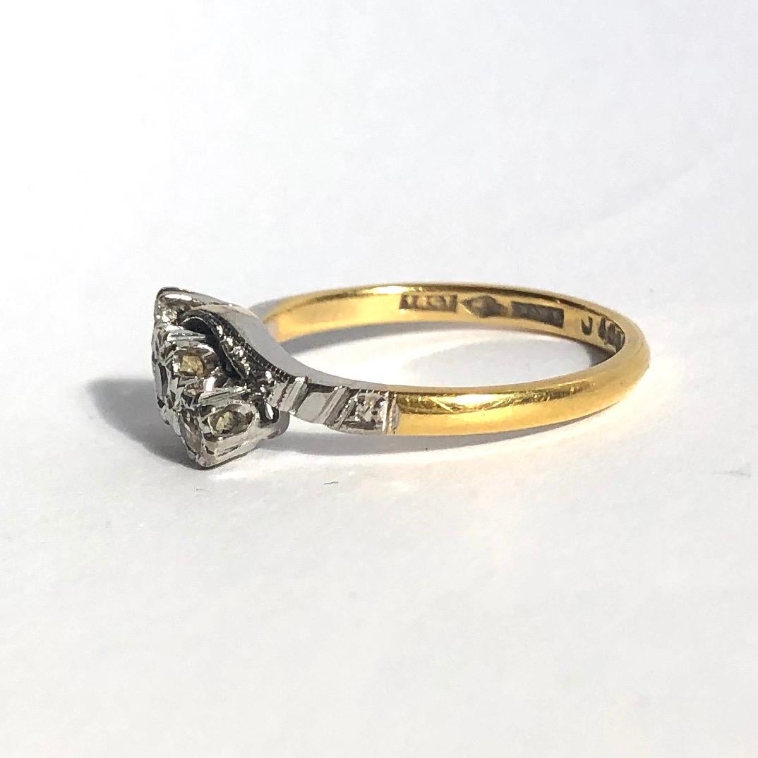 Der Ring im Cross-Over-Stil ist ein klassischer Stil und sehr tragbar. Dieses Exemplar hat drei Diamanten mit einem Gesamtgewicht von ca. 30 Pence. Sie sind in Platin-Illusionsfassungen gefasst, so dass sie größer erscheinen.  

Ring Größe: L oder 5