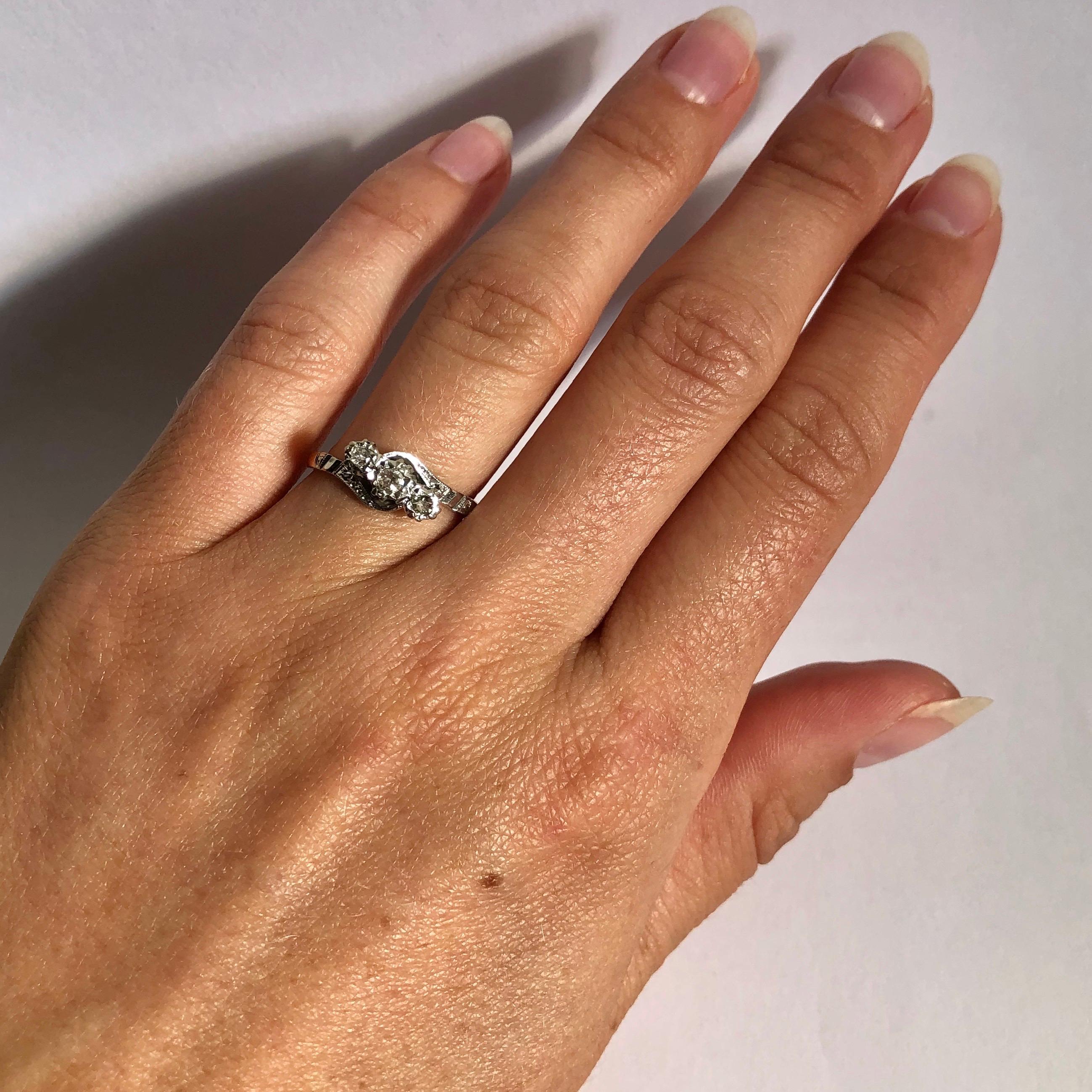Art Deco Diamant, 18 Karat Gold und Platin Cross Over Drei-Stein-Ring im Zustand „Gut“ im Angebot in Chipping Campden, GB